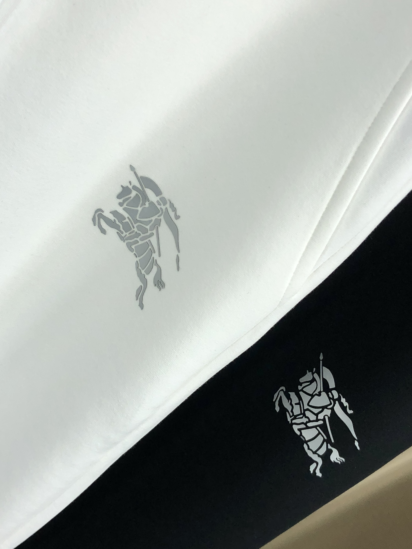  。巴宝莉 。秋冬新品。订制高品质时尚休闲裤。超级百搭款。独家定制-进口高端高密度精棉面料，w贴身舒适，
