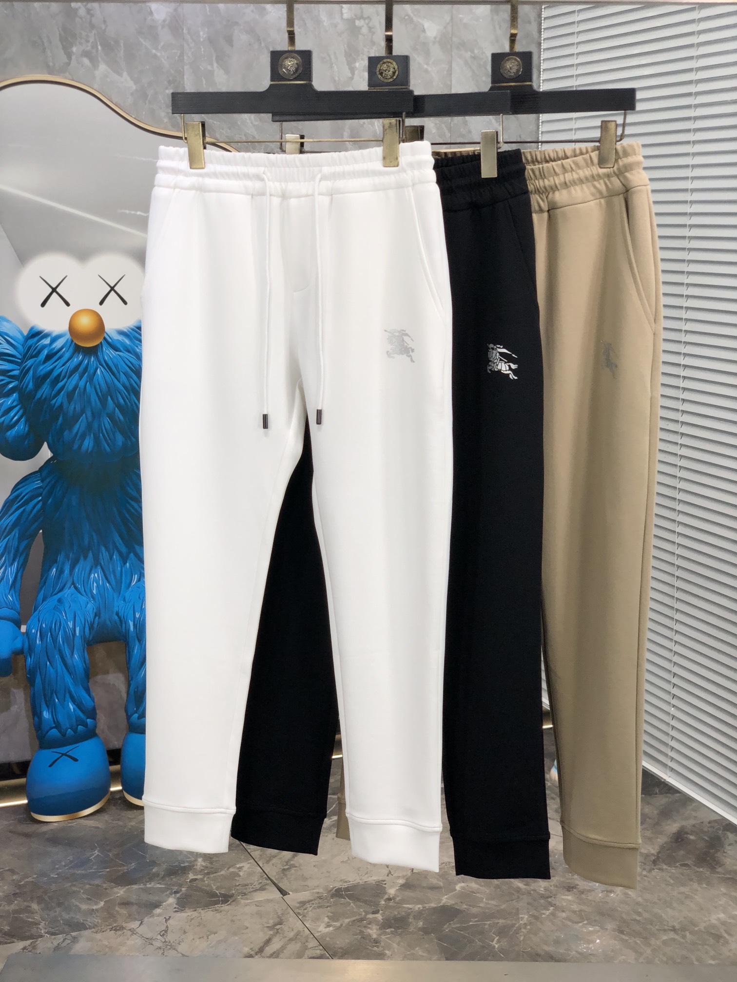  。巴宝莉 。秋冬新品。订制高品质时尚休闲裤。超级百搭款。独家定制-进口高端高密度精棉面料，w贴身舒适，
