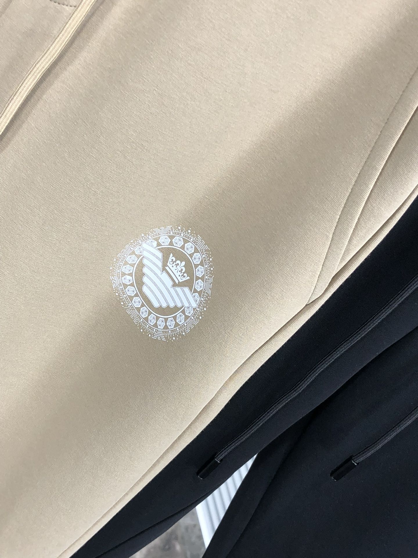  。阿玛尼。秋冬新品。订制高品质时尚休闲裤。超级百搭款。独家定制-进口高端高密度精棉面料，w贴身舒适，超