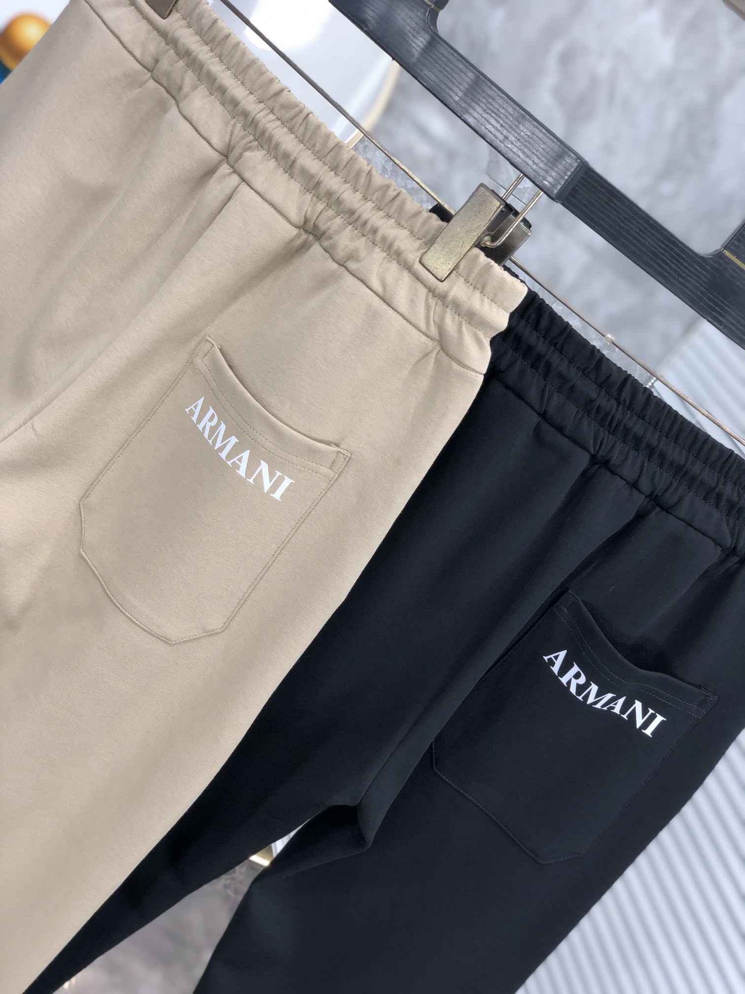  。阿玛尼。秋冬新品。订制高品质时尚休闲裤。超级百搭款。独家定制-进口高端高密度精棉面料，w贴身舒适，超