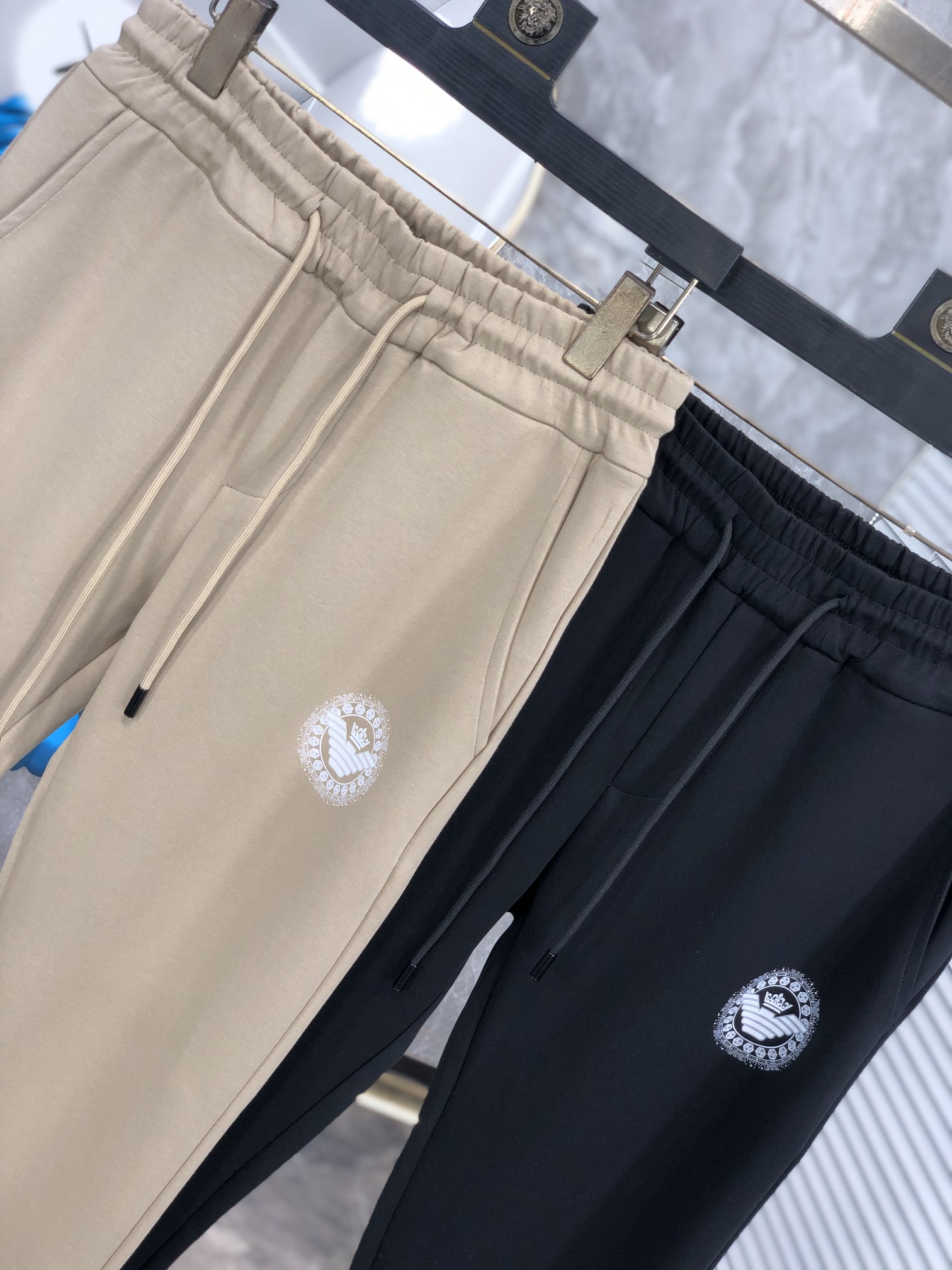  。阿玛尼。秋冬新品。订制高品质时尚休闲裤。超级百搭款。独家定制-进口高端高密度精棉面料，w贴身舒适，超