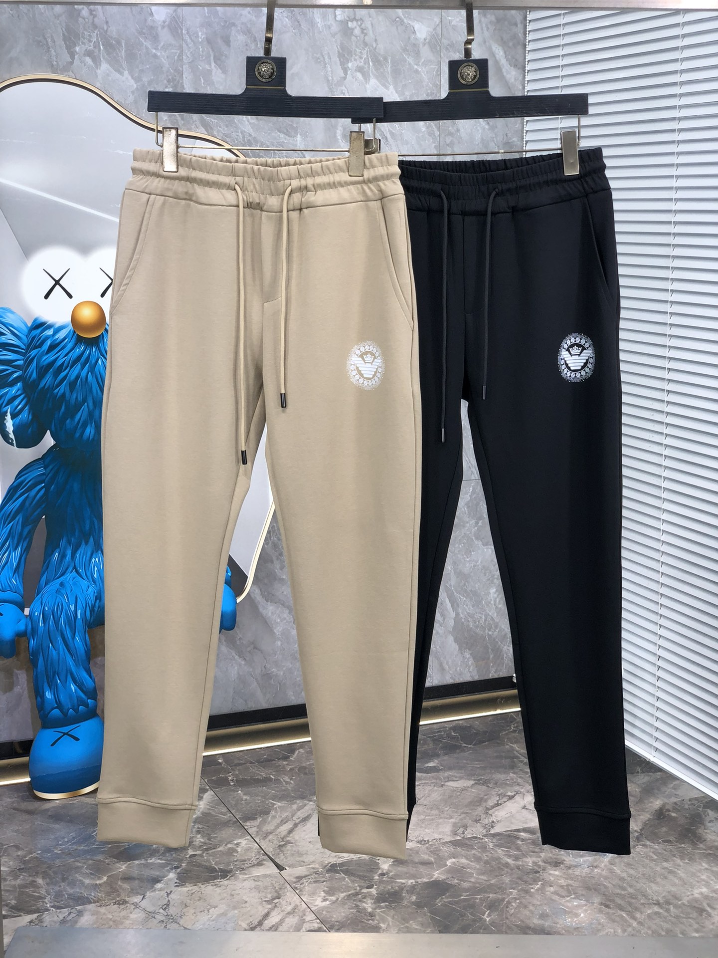  。阿玛尼。秋冬新品。订制高品质时尚休闲裤。超级百搭款。独家定制-进口高端高密度精棉面料，w贴身舒适，超