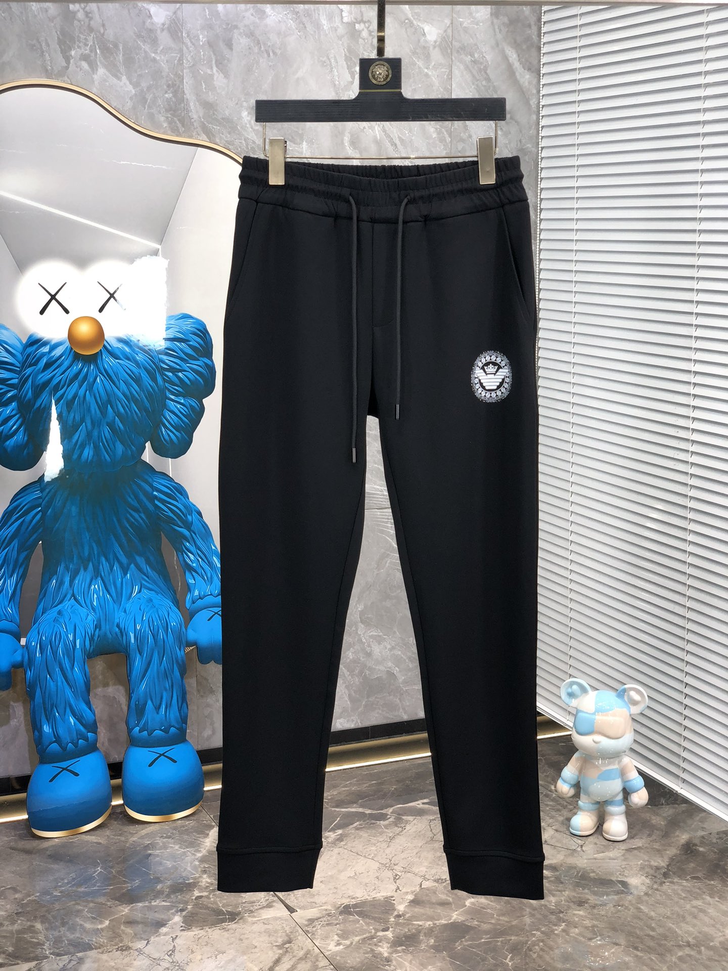  。阿玛尼。秋冬新品。订制高品质时尚休闲裤。超级百搭款。独家定制-进口高端高密度精棉面料，w贴身舒适，超