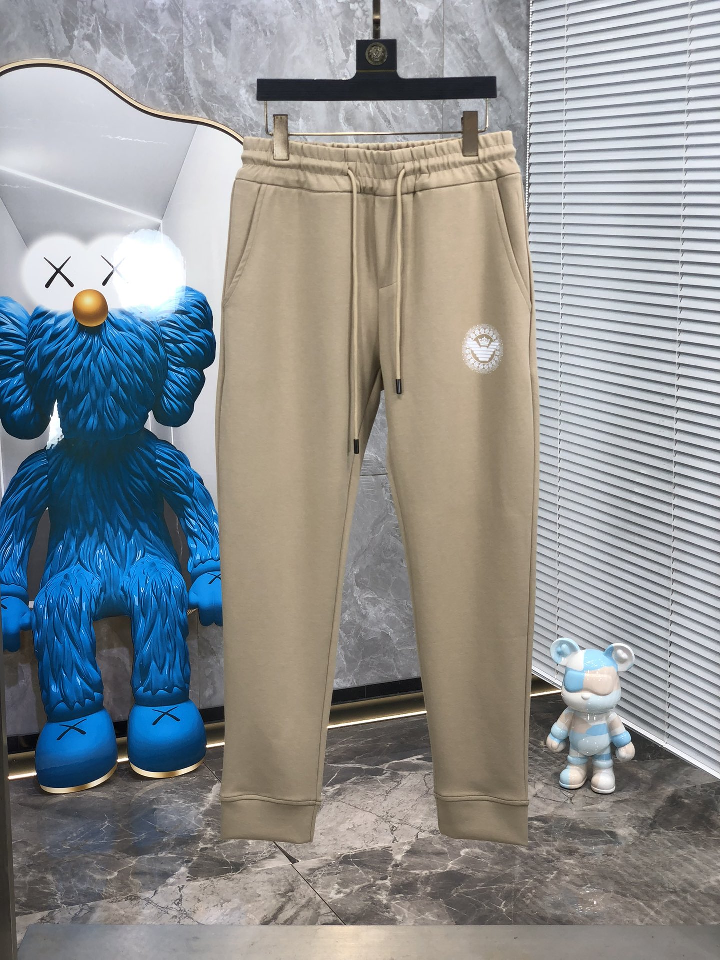  。阿玛尼。秋冬新品。订制高品质时尚休闲裤。超级百搭款。独家定制-进口高端高密度精棉面料，w贴身舒适，超