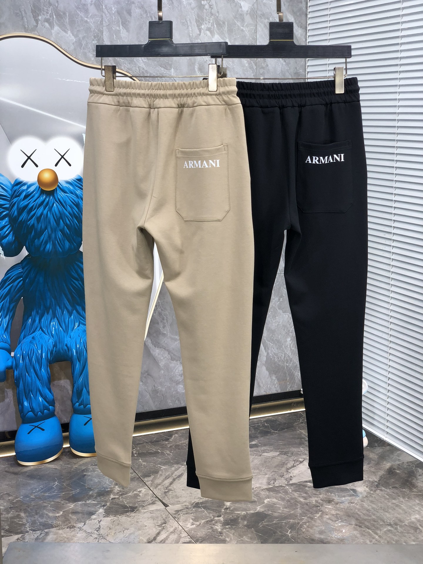  。阿玛尼。秋冬新品。订制高品质时尚休闲裤。超级百搭款。独家定制-进口高端高密度精棉面料，w贴身舒适，超