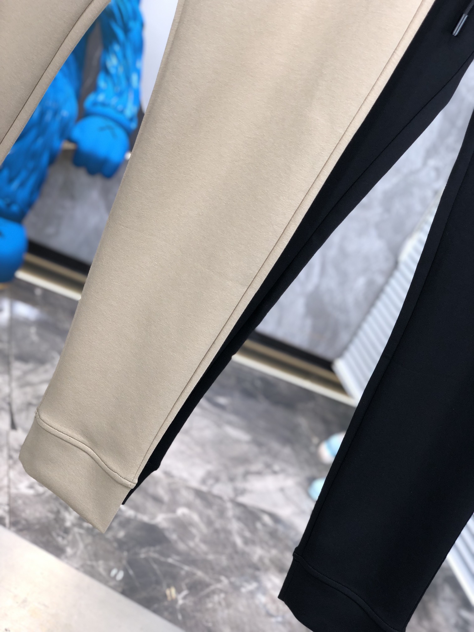  。阿玛尼。秋冬新品。订制高品质时尚休闲裤。超级百搭款。独家定制-进口高端高密度精棉面料，w贴身舒适，超