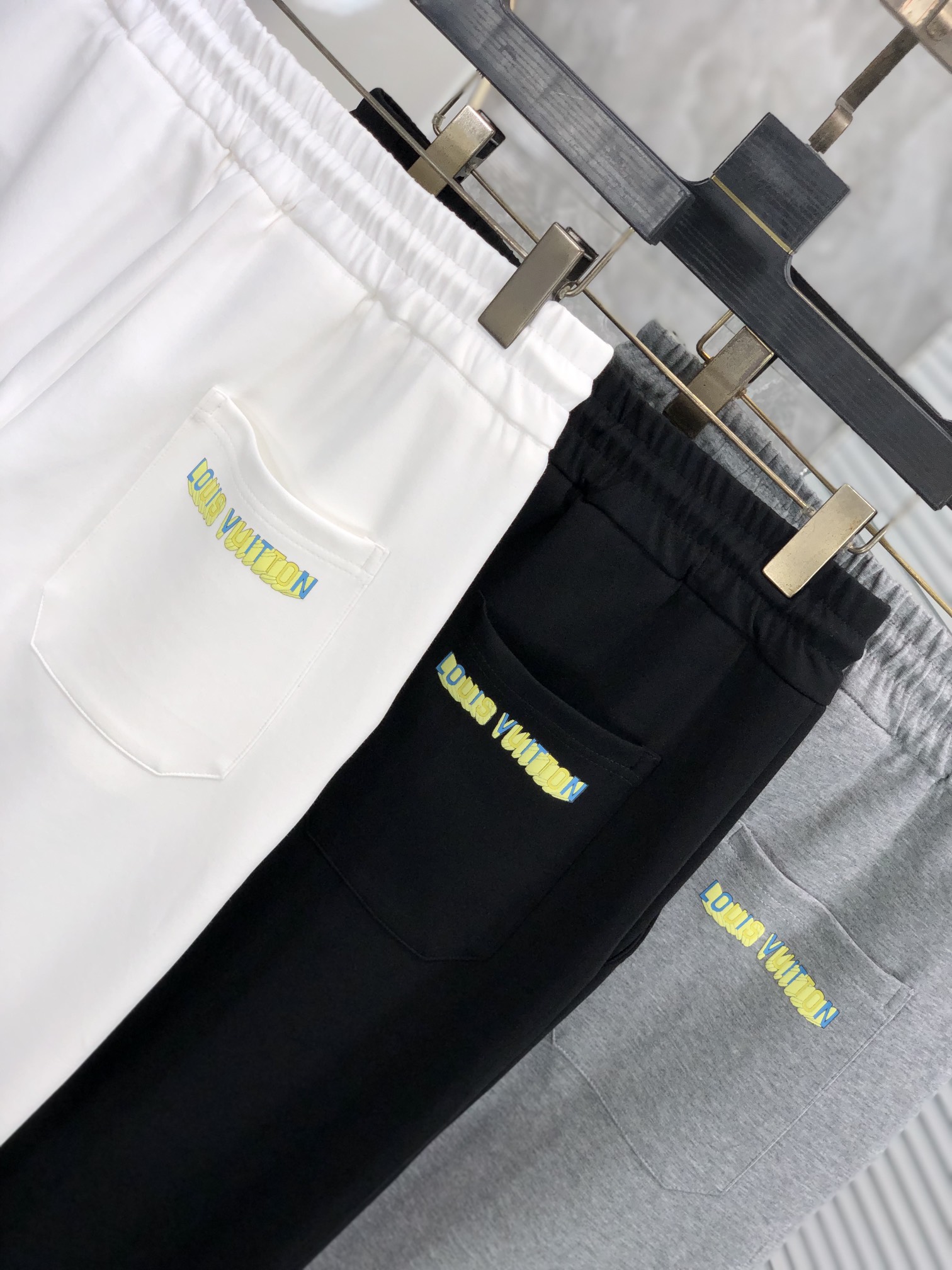  。LV。秋冬新品。订制高品质时尚休闲裤。超级百搭款。独家定制-进口高端高密度精棉面料，w贴身舒适，超靓
