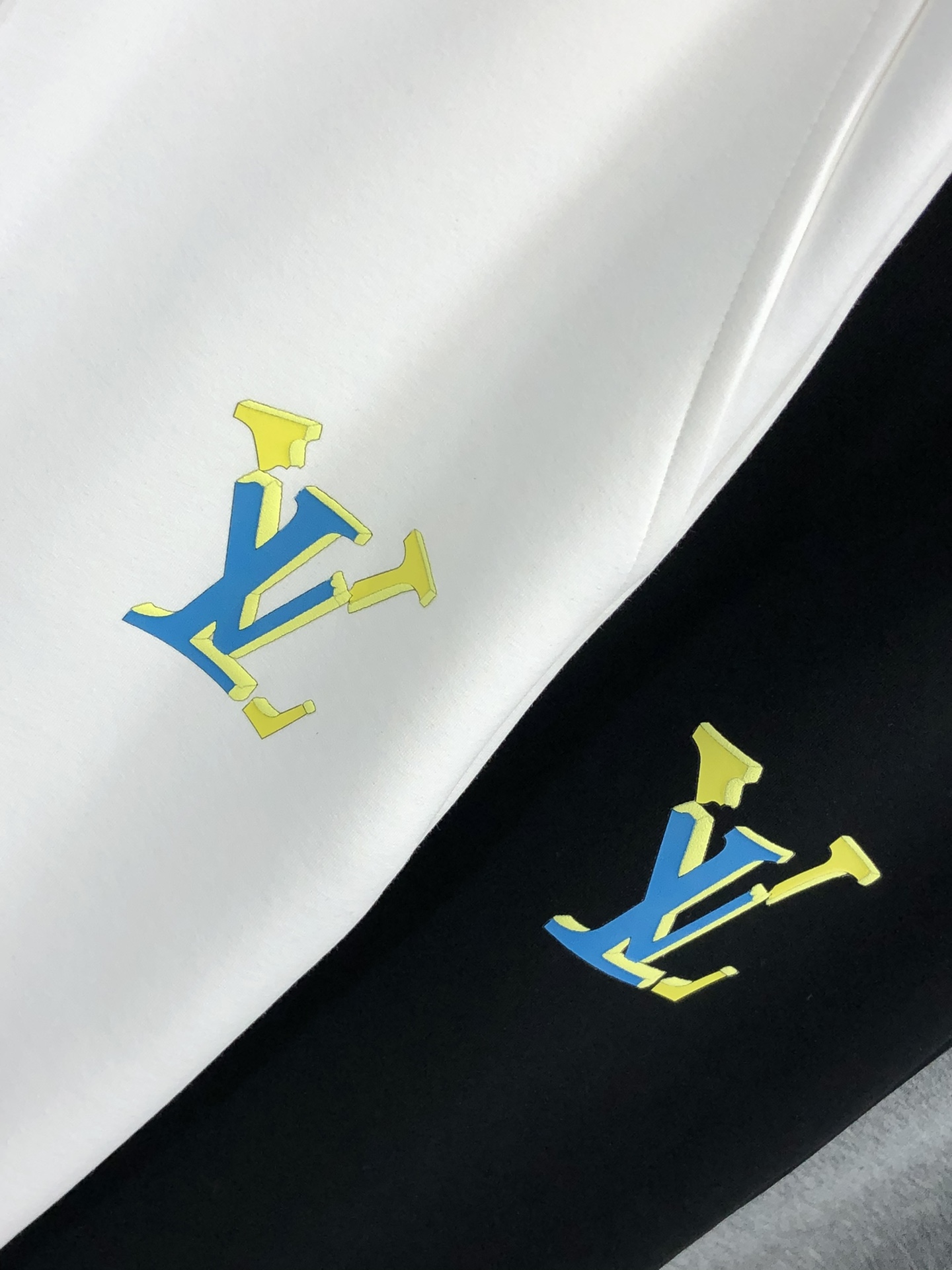  。LV。秋冬新品。订制高品质时尚休闲裤。超级百搭款。独家定制-进口高端高密度精棉面料，w贴身舒适，超靓