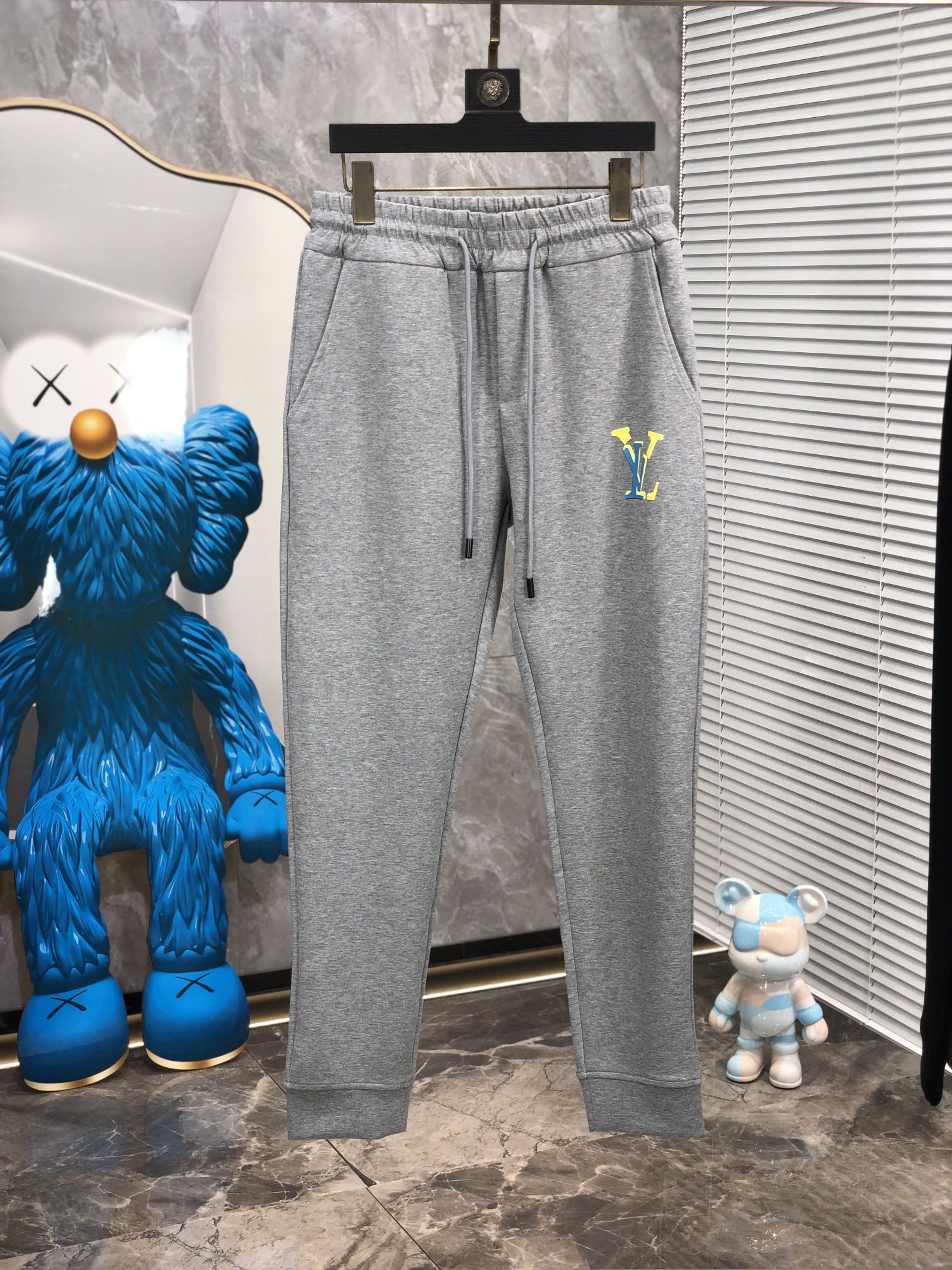  。LV。秋冬新品。订制高品质时尚休闲裤。超级百搭款。独家定制-进口高端高密度精棉面料，w贴身舒适，超靓