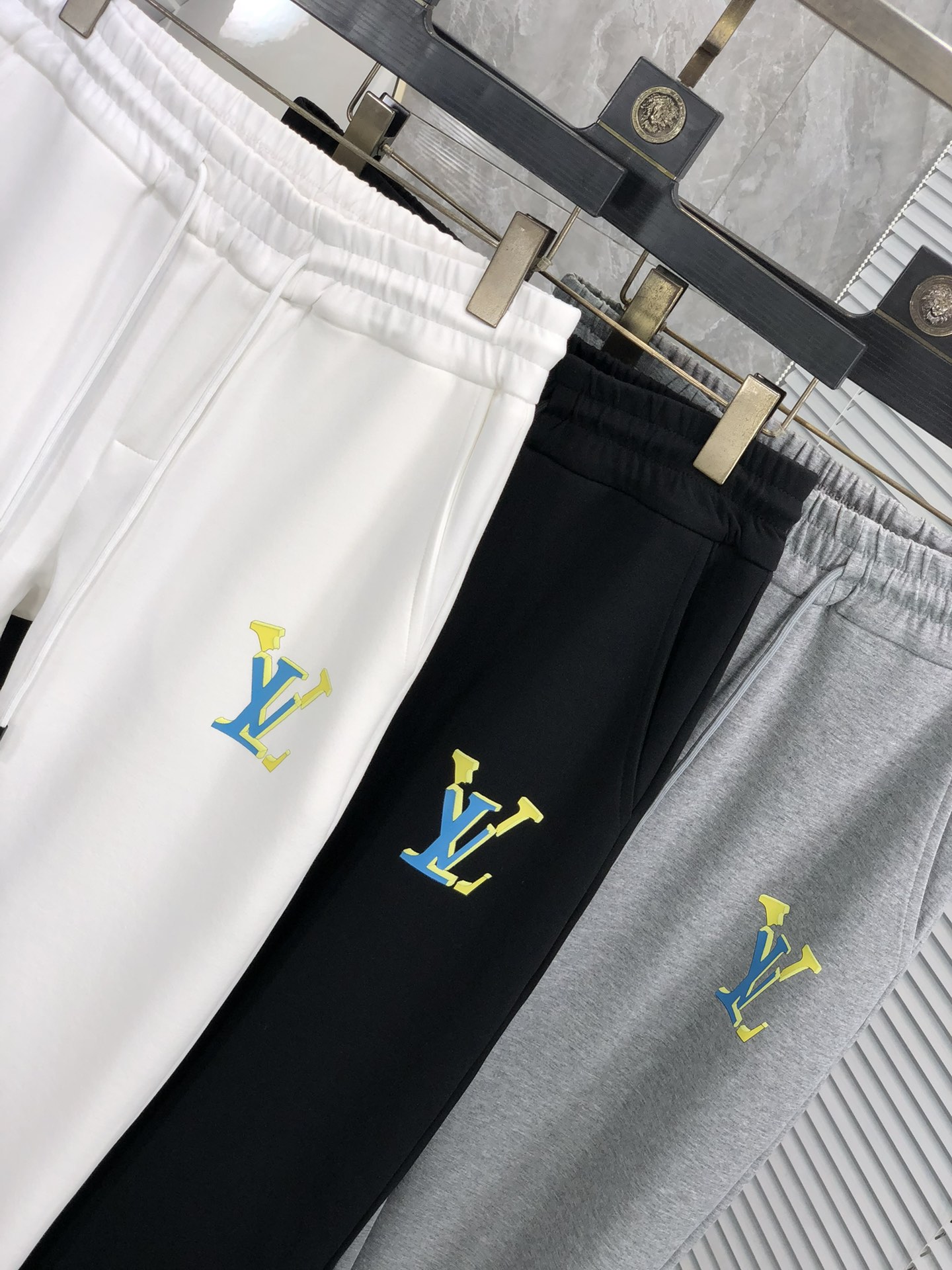  。LV。秋冬新品。订制高品质时尚休闲裤。超级百搭款。独家定制-进口高端高密度精棉面料，w贴身舒适，超靓