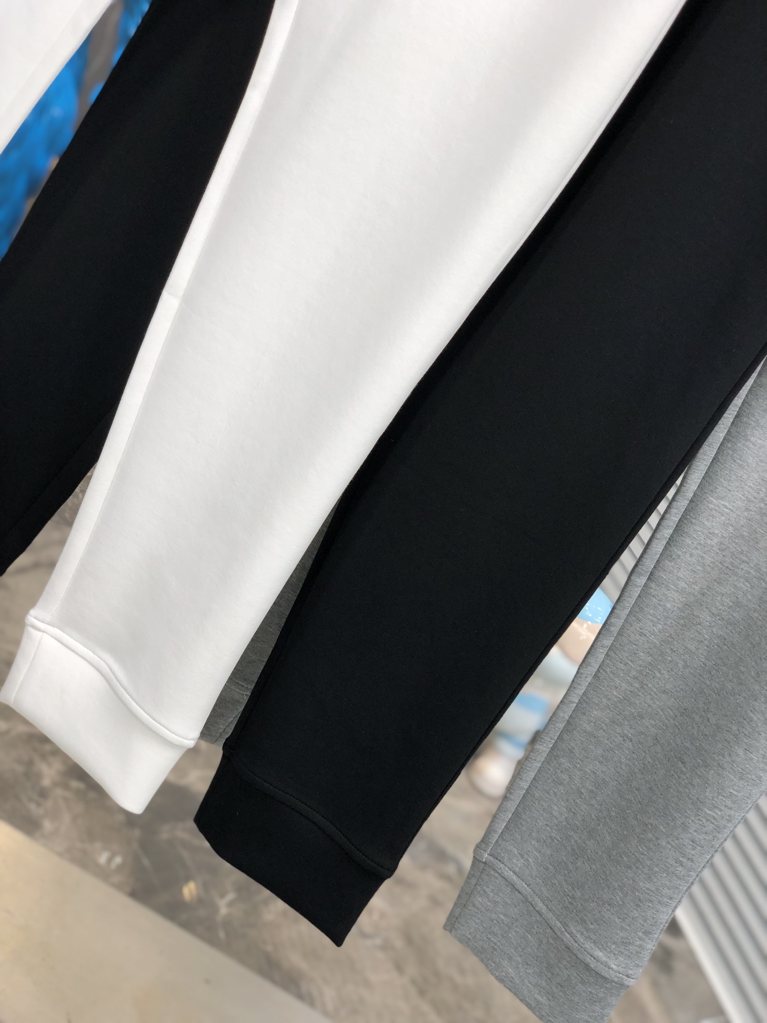  。LV。秋冬新品。订制高品质时尚休闲裤。超级百搭款。独家定制-进口高端高密度精棉面料，w贴身舒适，超靓