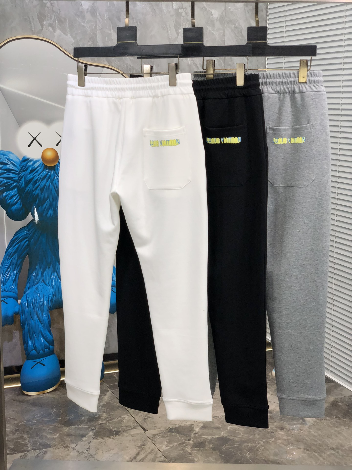  。LV。秋冬新品。订制高品质时尚休闲裤。超级百搭款。独家定制-进口高端高密度精棉面料，w贴身舒适，超靓