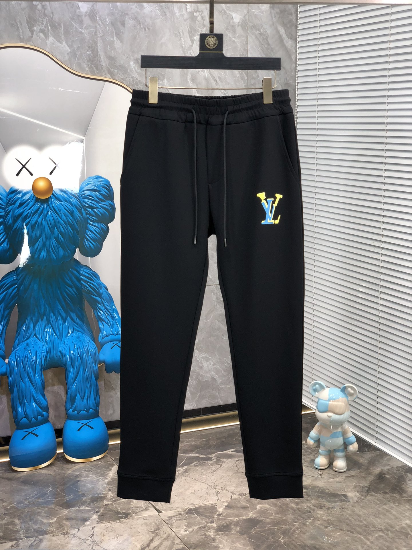  。LV。秋冬新品。订制高品质时尚休闲裤。超级百搭款。独家定制-进口高端高密度精棉面料，w贴身舒适，超靓
