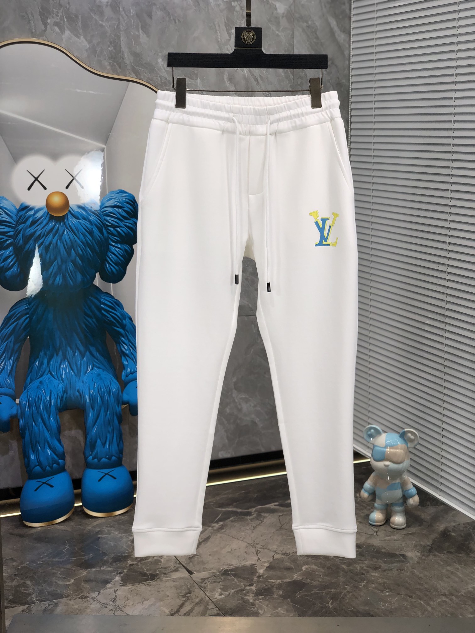  。LV。秋冬新品。订制高品质时尚休闲裤。超级百搭款。独家定制-进口高端高密度精棉面料，w贴身舒适，超靓