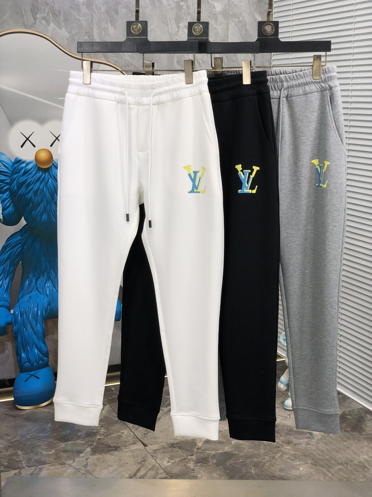  。LV。秋冬新品。订制高品质时尚休闲裤。超级百搭款。独家定制-进口高端高密度精棉面料，w贴身舒适，超靓