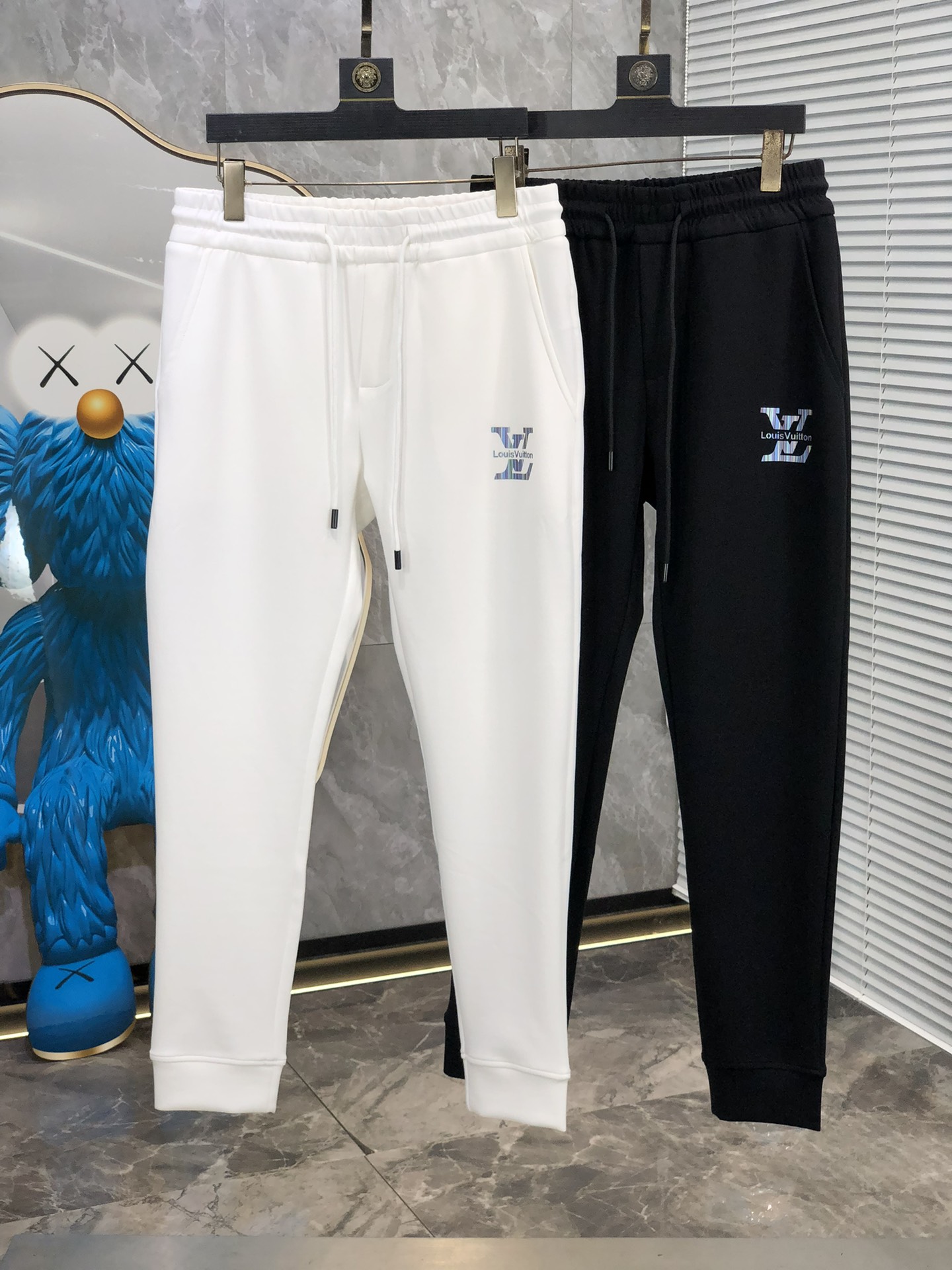  。Lv。秋冬新品。订制高品质时尚休闲裤。超级百搭款。独家定制-进口高端高密度精棉面料，w贴身舒适，超靓