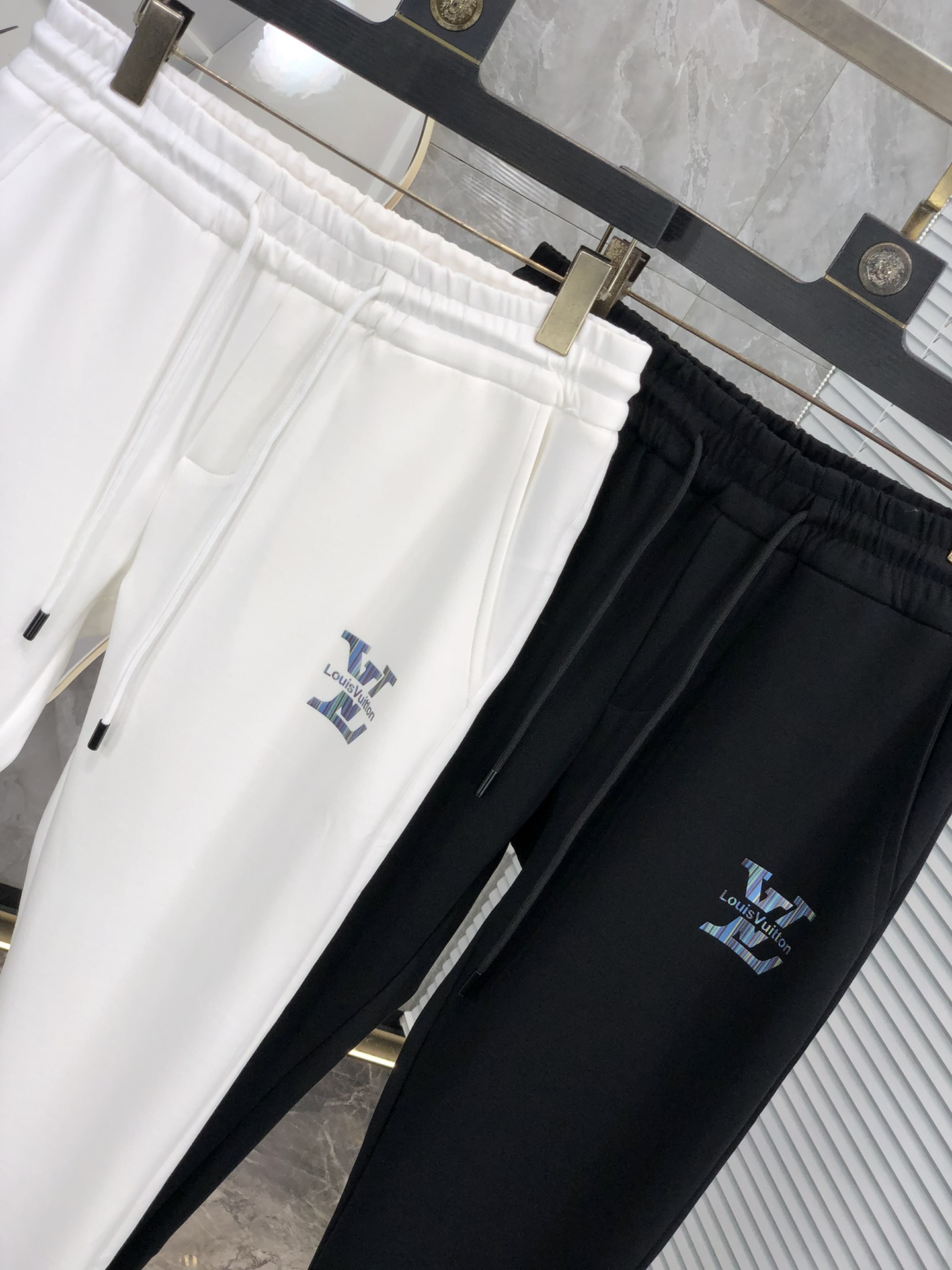  。Lv。秋冬新品。订制高品质时尚休闲裤。超级百搭款。独家定制-进口高端高密度精棉面料，w贴身舒适，超靓