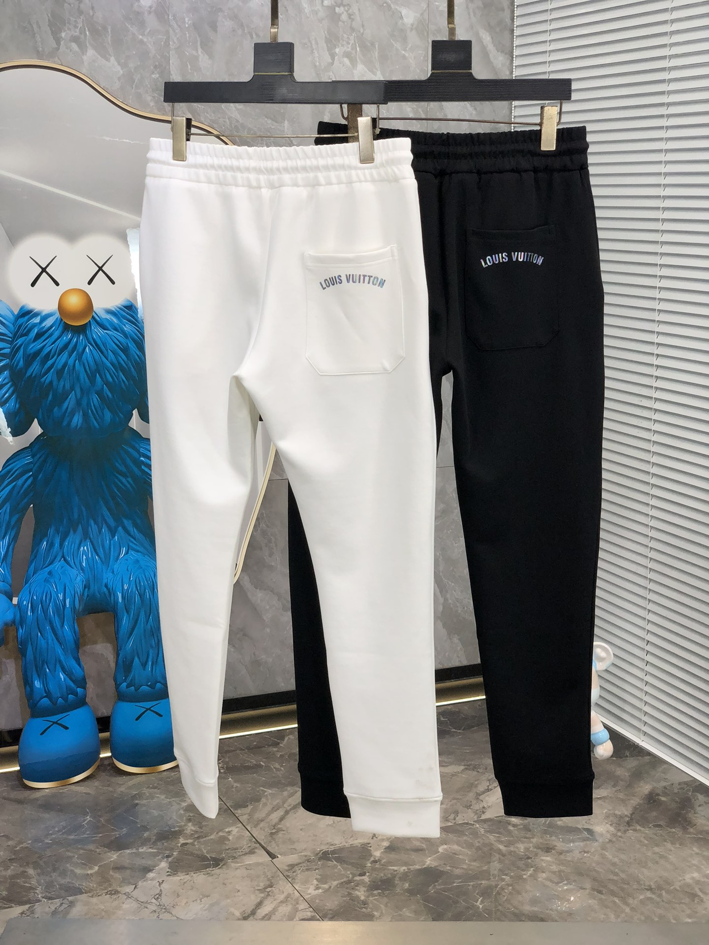  。Lv。秋冬新品。订制高品质时尚休闲裤。超级百搭款。独家定制-进口高端高密度精棉面料，w贴身舒适，超靓