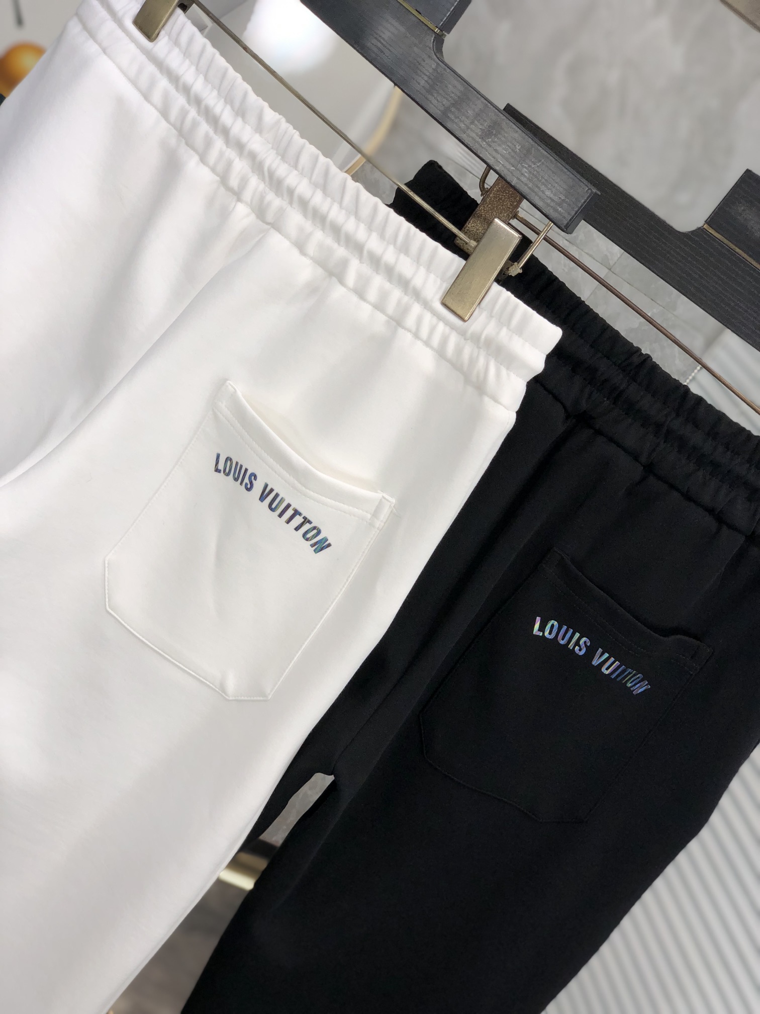  。Lv。秋冬新品。订制高品质时尚休闲裤。超级百搭款。独家定制-进口高端高密度精棉面料，w贴身舒适，超靓
