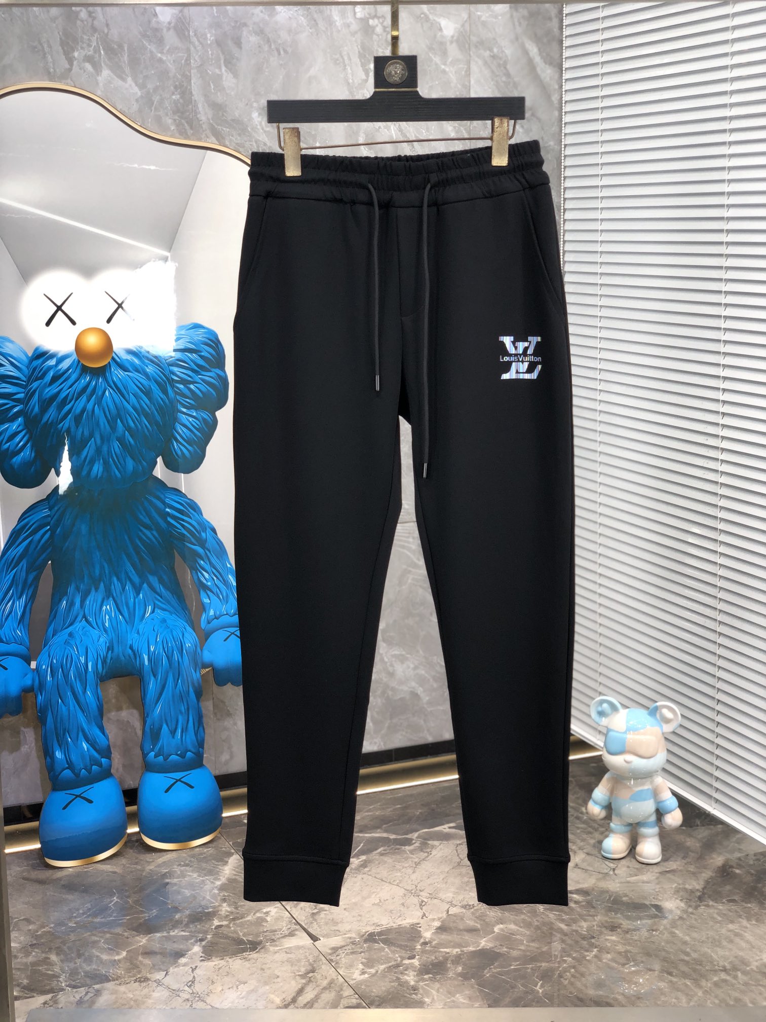  。Lv。秋冬新品。订制高品质时尚休闲裤。超级百搭款。独家定制-进口高端高密度精棉面料，w贴身舒适，超靓