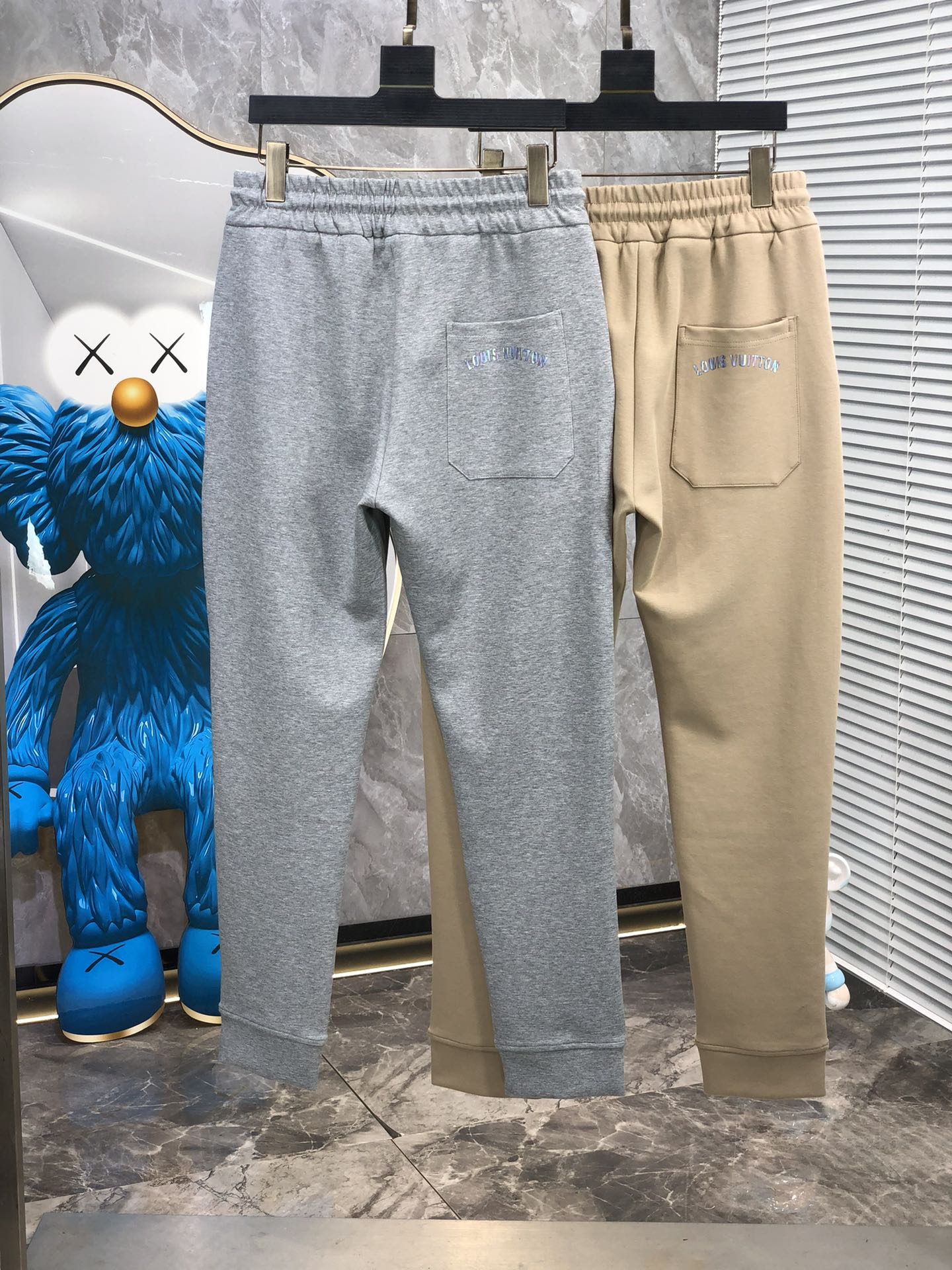  。Lv。秋冬新品。订制高品质时尚休闲裤。超级百搭款。独家定制-进口高端高密度精棉面料，w贴身舒适，超靓