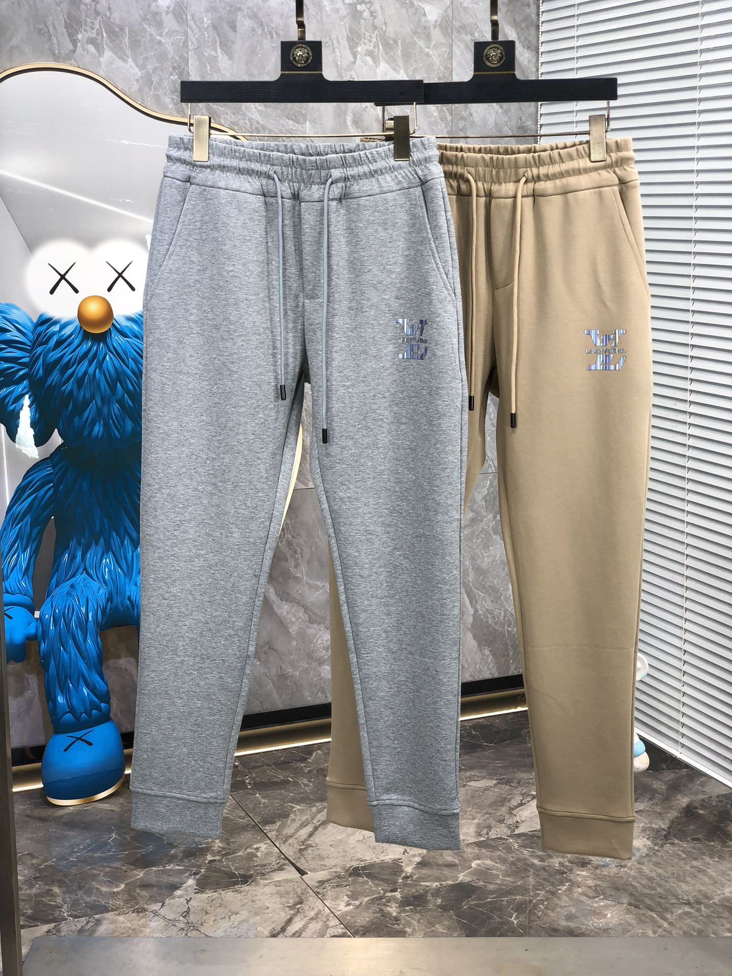  。Lv。秋冬新品。订制高品质时尚休闲裤。超级百搭款。独家定制-进口高端高密度精棉面料，w贴身舒适，超靓