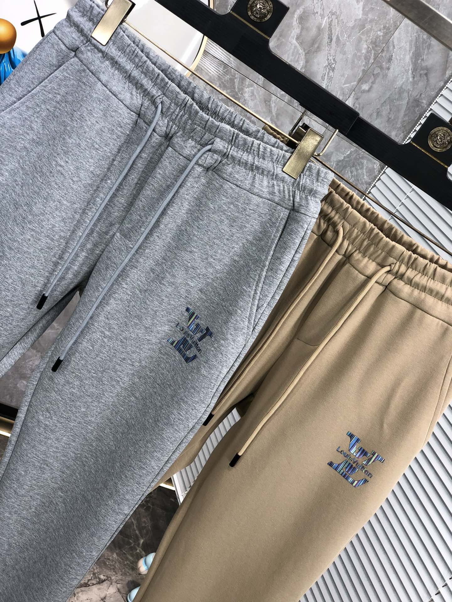  。Lv。秋冬新品。订制高品质时尚休闲裤。超级百搭款。独家定制-进口高端高密度精棉面料，w贴身舒适，超靓
