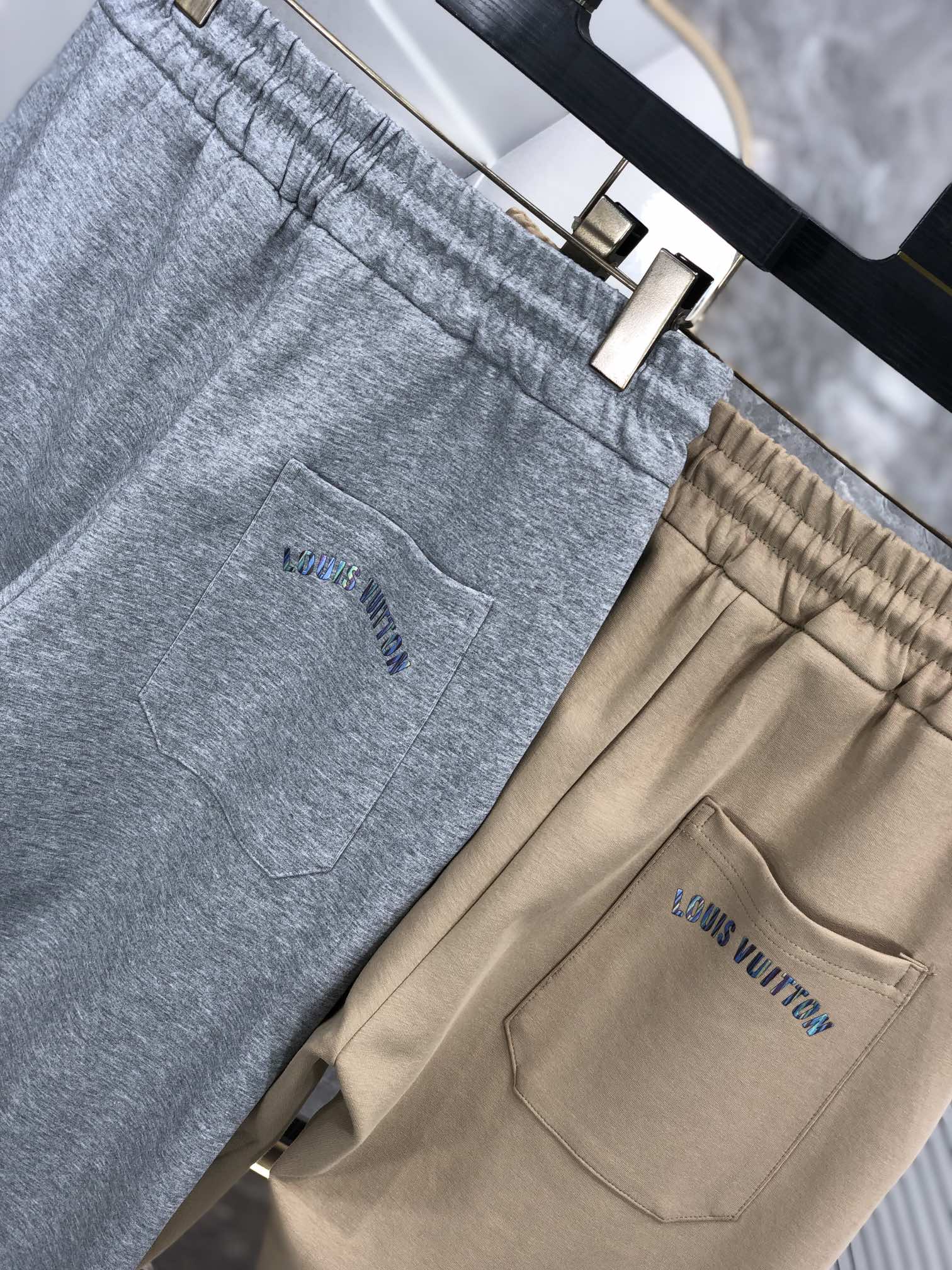  。Lv。秋冬新品。订制高品质时尚休闲裤。超级百搭款。独家定制-进口高端高密度精棉面料，w贴身舒适，超靓