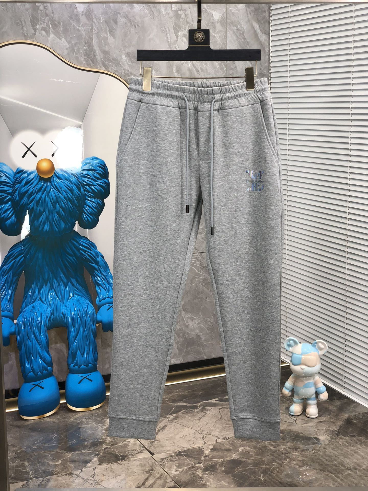  。Lv。秋冬新品。订制高品质时尚休闲裤。超级百搭款。独家定制-进口高端高密度精棉面料，w贴身舒适，超靓
