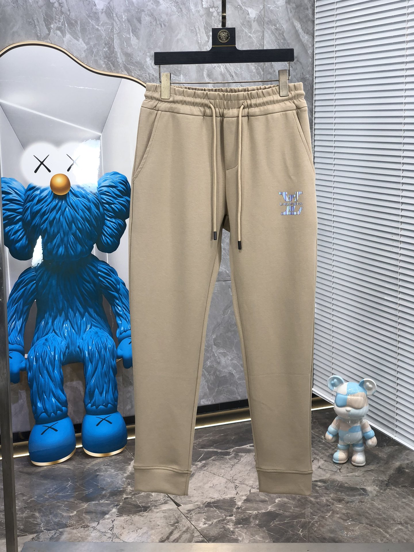  。Lv。秋冬新品。订制高品质时尚休闲裤。超级百搭款。独家定制-进口高端高密度精棉面料，w贴身舒适，超靓