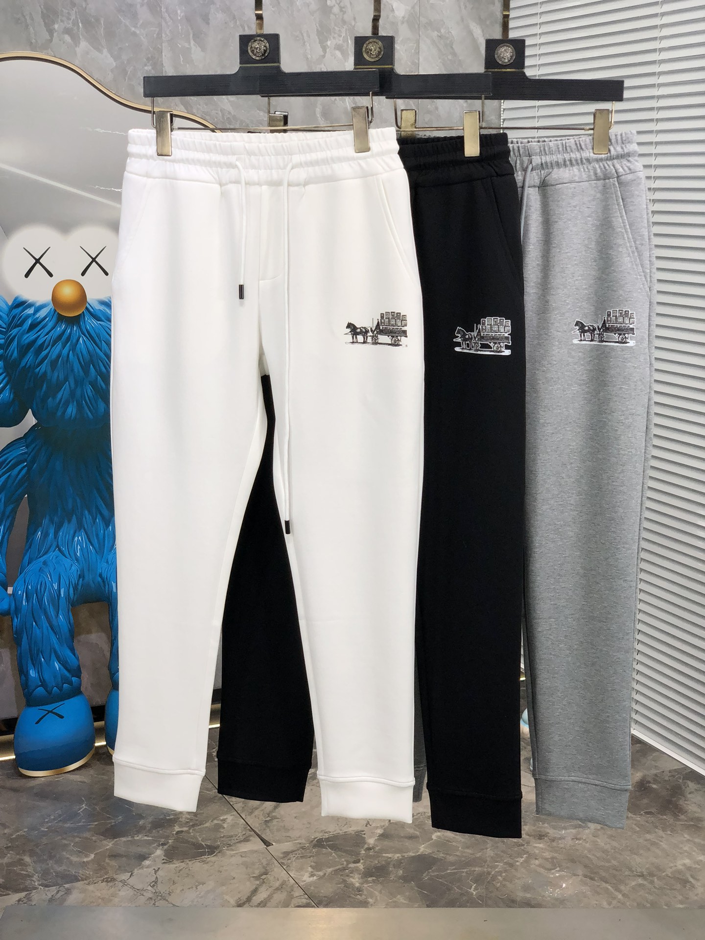  。Lv。秋冬新品。订制高品质时尚休闲裤。超级百搭款。独家定制-进口高端高密度精棉面料，w贴身舒适，超靓