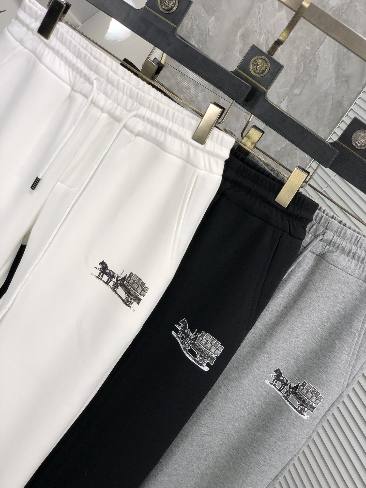  。Lv。秋冬新品。订制高品质时尚休闲裤。超级百搭款。独家定制-进口高端高密度精棉面料，w贴身舒适，超靓
