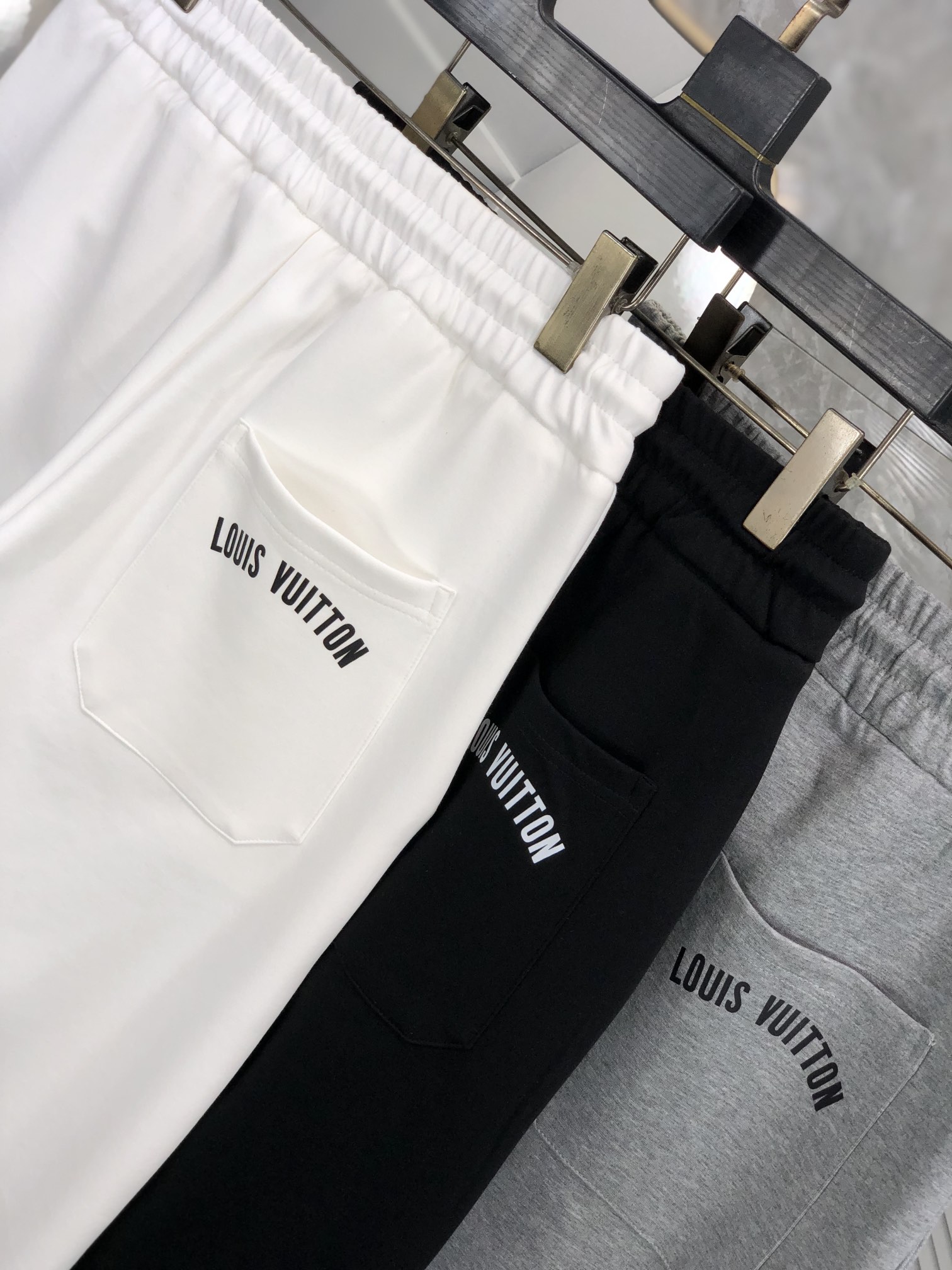  。Lv。秋冬新品。订制高品质时尚休闲裤。超级百搭款。独家定制-进口高端高密度精棉面料，w贴身舒适，超靓