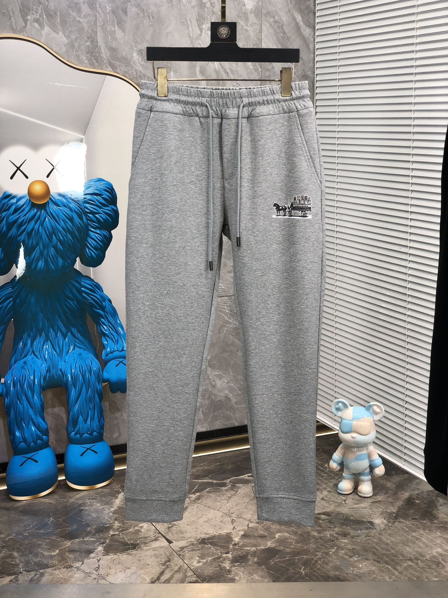  。Lv。秋冬新品。订制高品质时尚休闲裤。超级百搭款。独家定制-进口高端高密度精棉面料，w贴身舒适，超靓