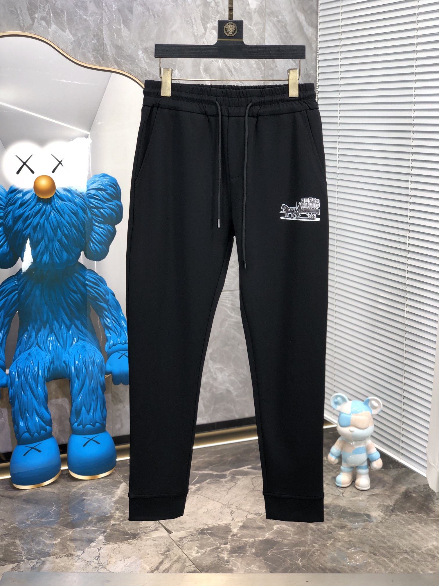  。Lv。秋冬新品。订制高品质时尚休闲裤。超级百搭款。独家定制-进口高端高密度精棉面料，w贴身舒适，超靓