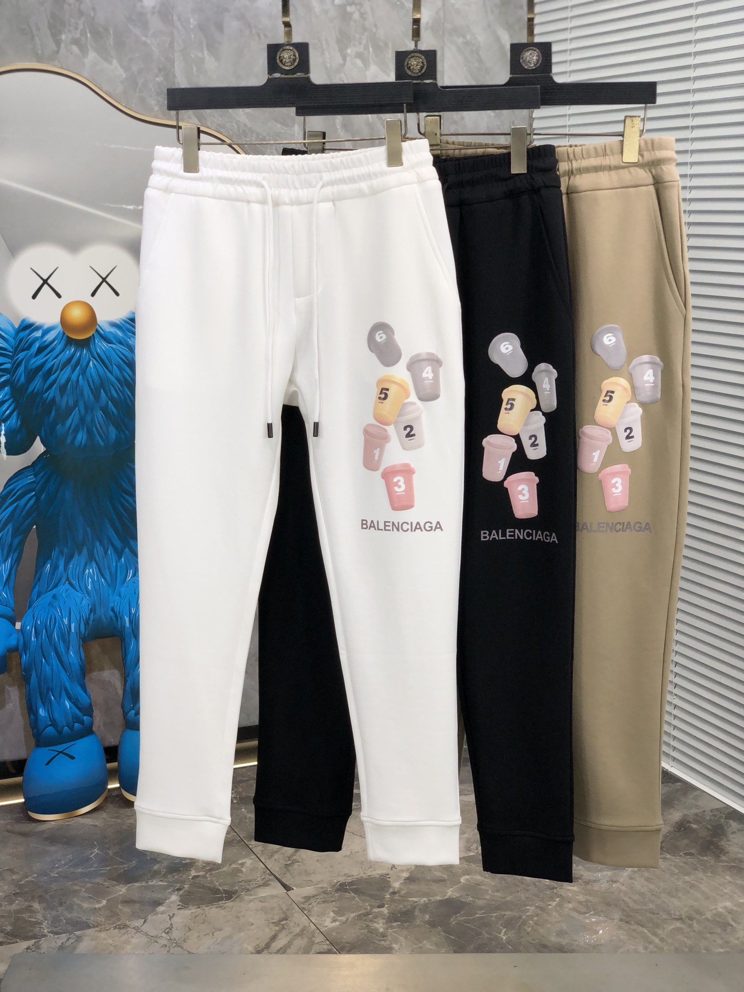  。巴黎世家。秋冬新品。订制高品质时尚休闲裤。超级百搭款。独家定制-进口高端高密度精棉面料，w贴身舒适，