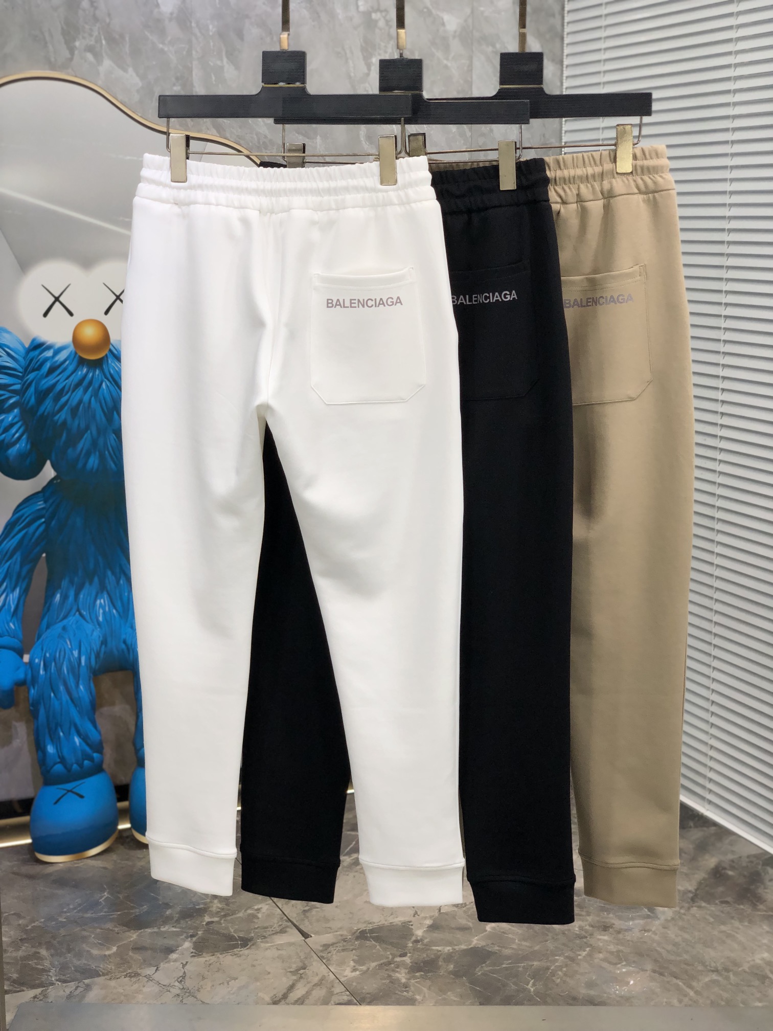  。巴黎世家。秋冬新品。订制高品质时尚休闲裤。超级百搭款。独家定制-进口高端高密度精棉面料，w贴身舒适，
