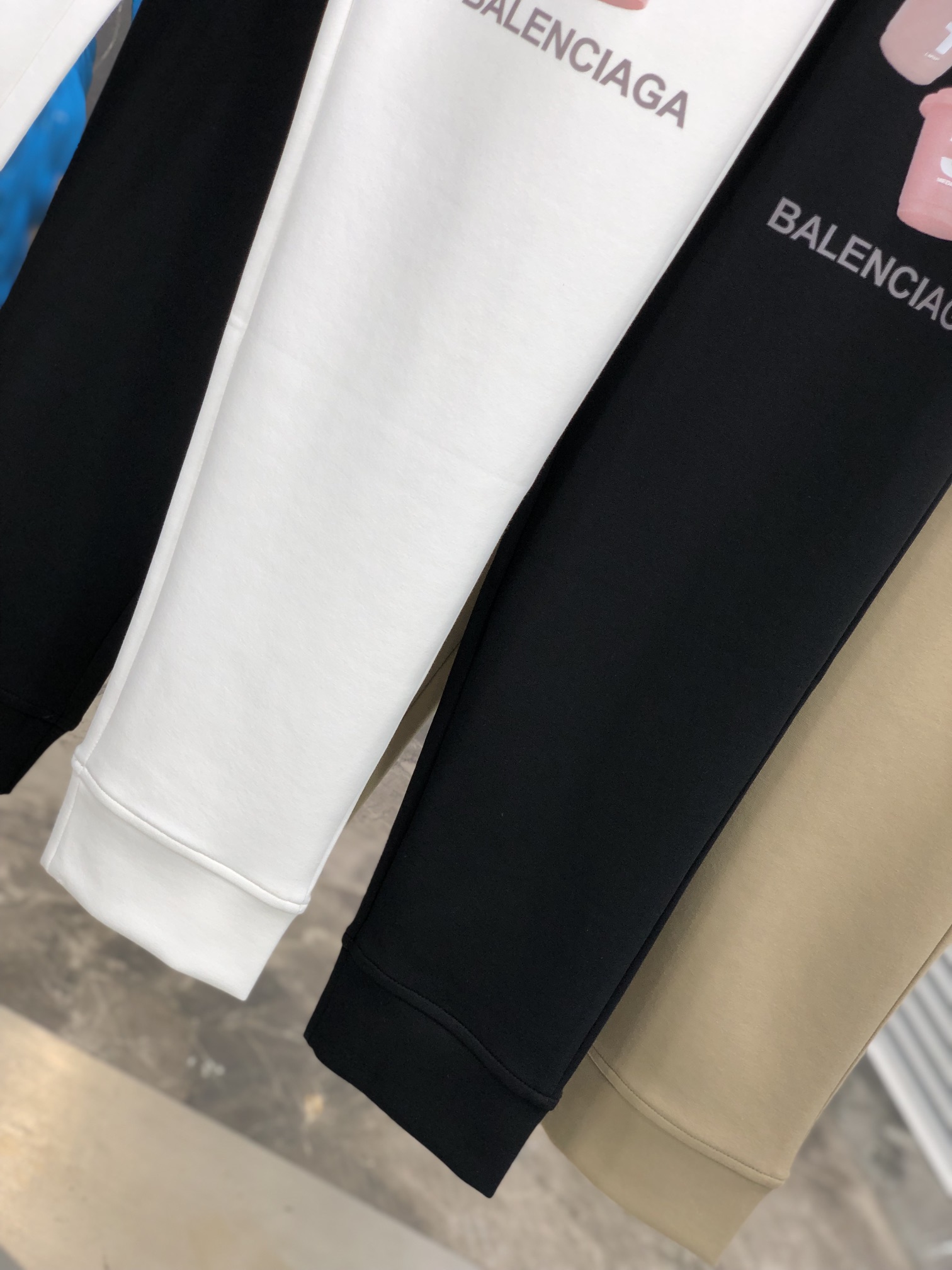  。巴黎世家。秋冬新品。订制高品质时尚休闲裤。超级百搭款。独家定制-进口高端高密度精棉面料，w贴身舒适，
