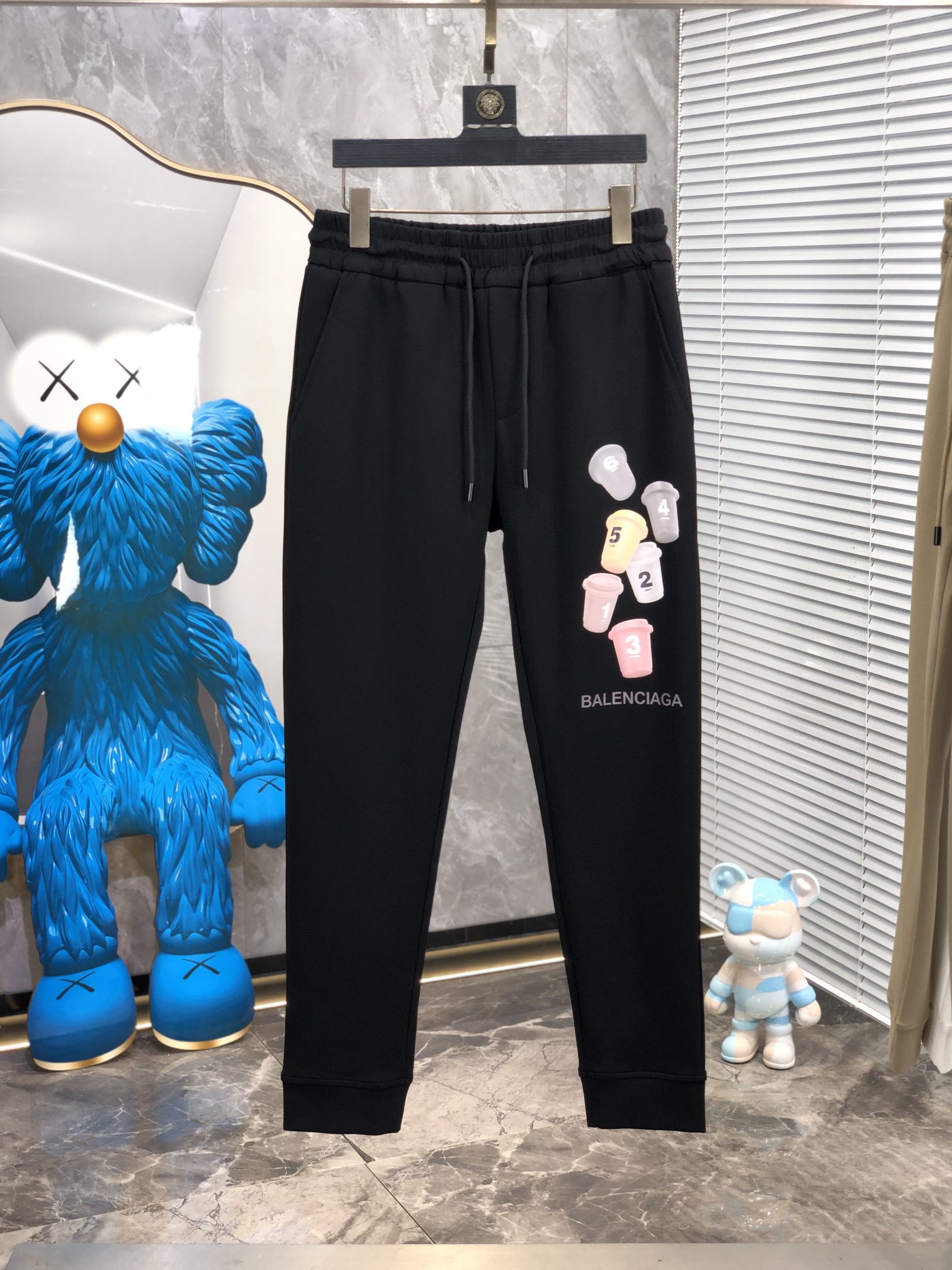  。巴黎世家。秋冬新品。订制高品质时尚休闲裤。超级百搭款。独家定制-进口高端高密度精棉面料，w贴身舒适，