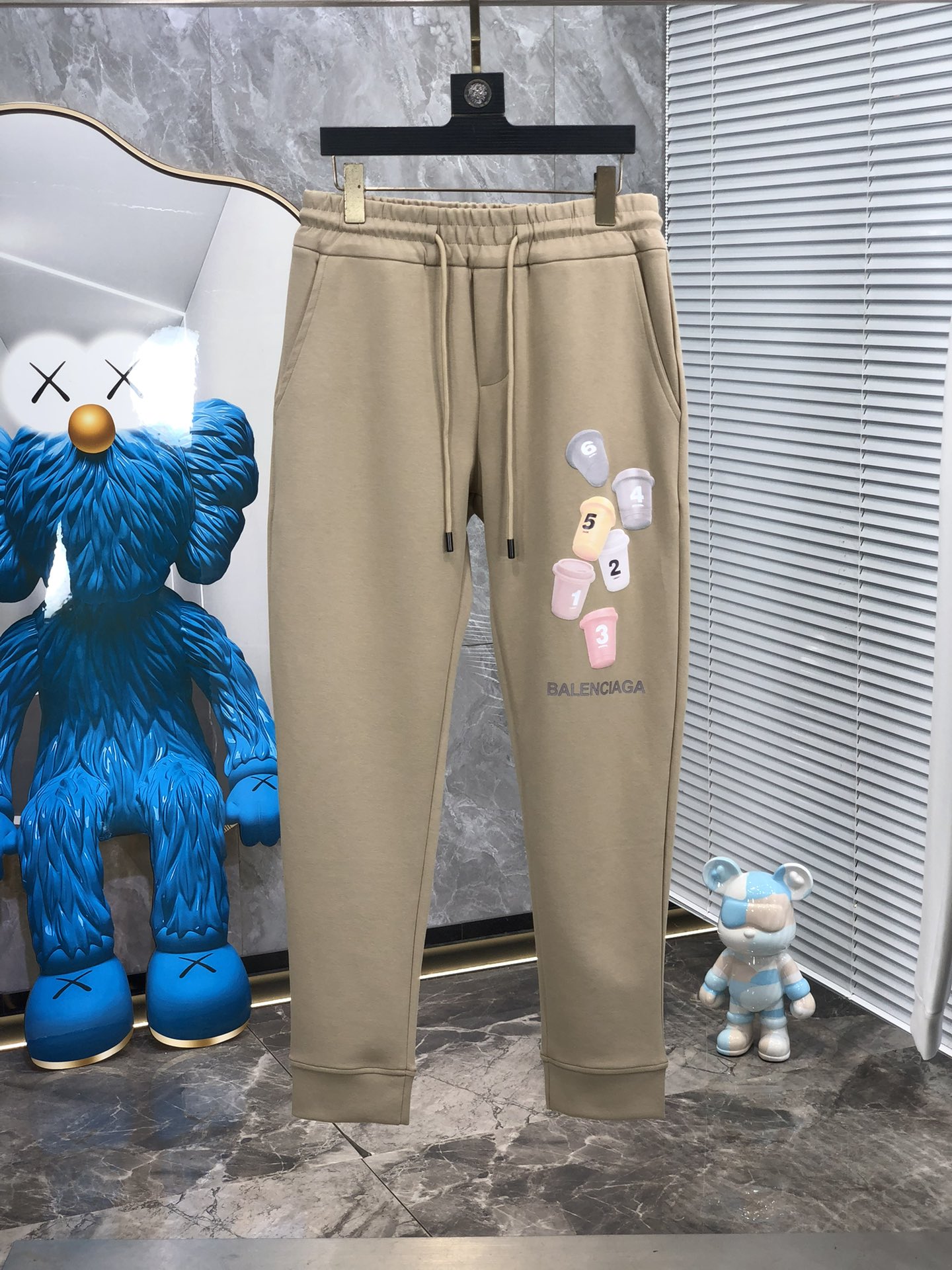  。巴黎世家。秋冬新品。订制高品质时尚休闲裤。超级百搭款。独家定制-进口高端高密度精棉面料，w贴身舒适，