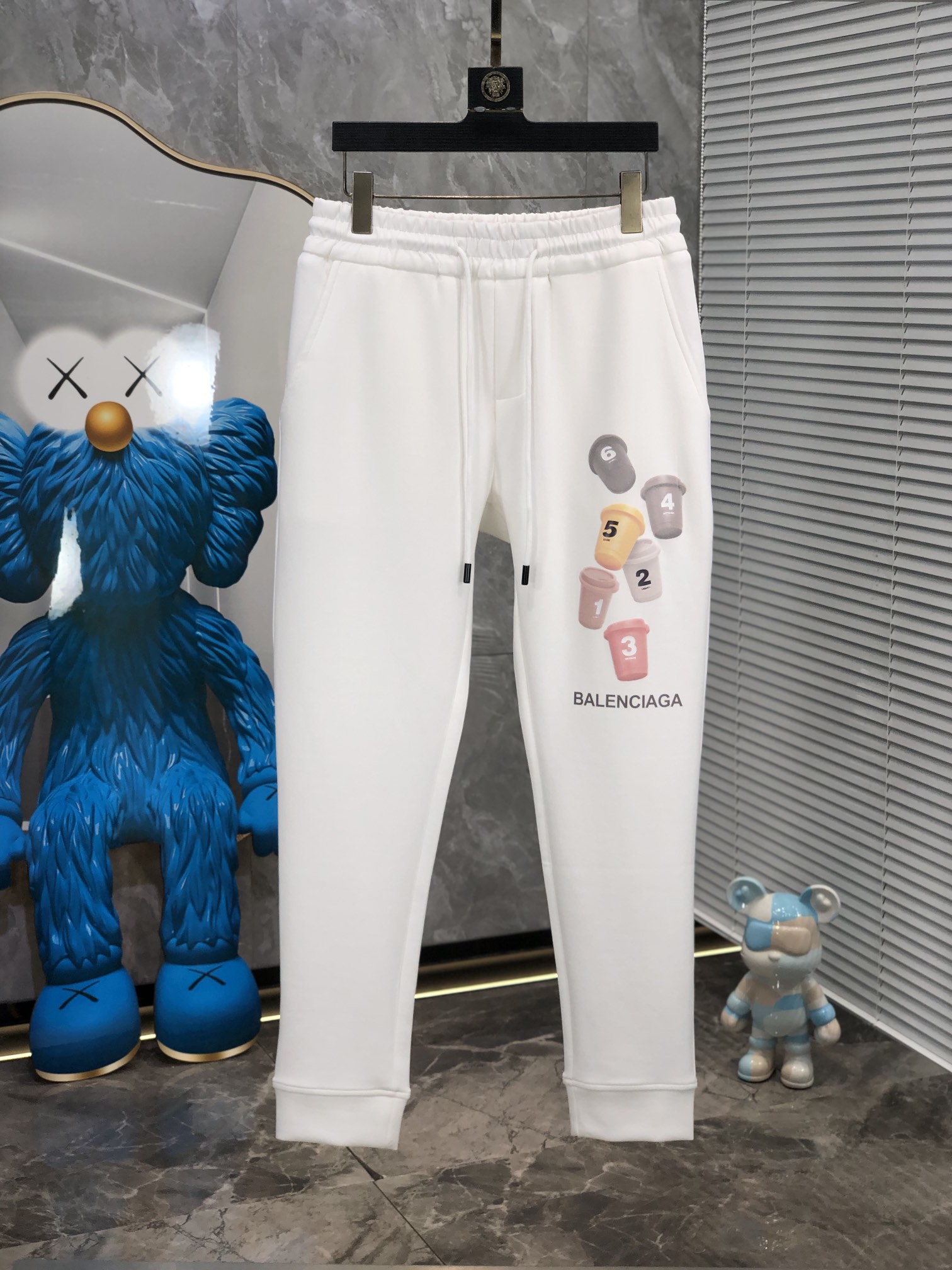  。巴黎世家。秋冬新品。订制高品质时尚休闲裤。超级百搭款。独家定制-进口高端高密度精棉面料，w贴身舒适，