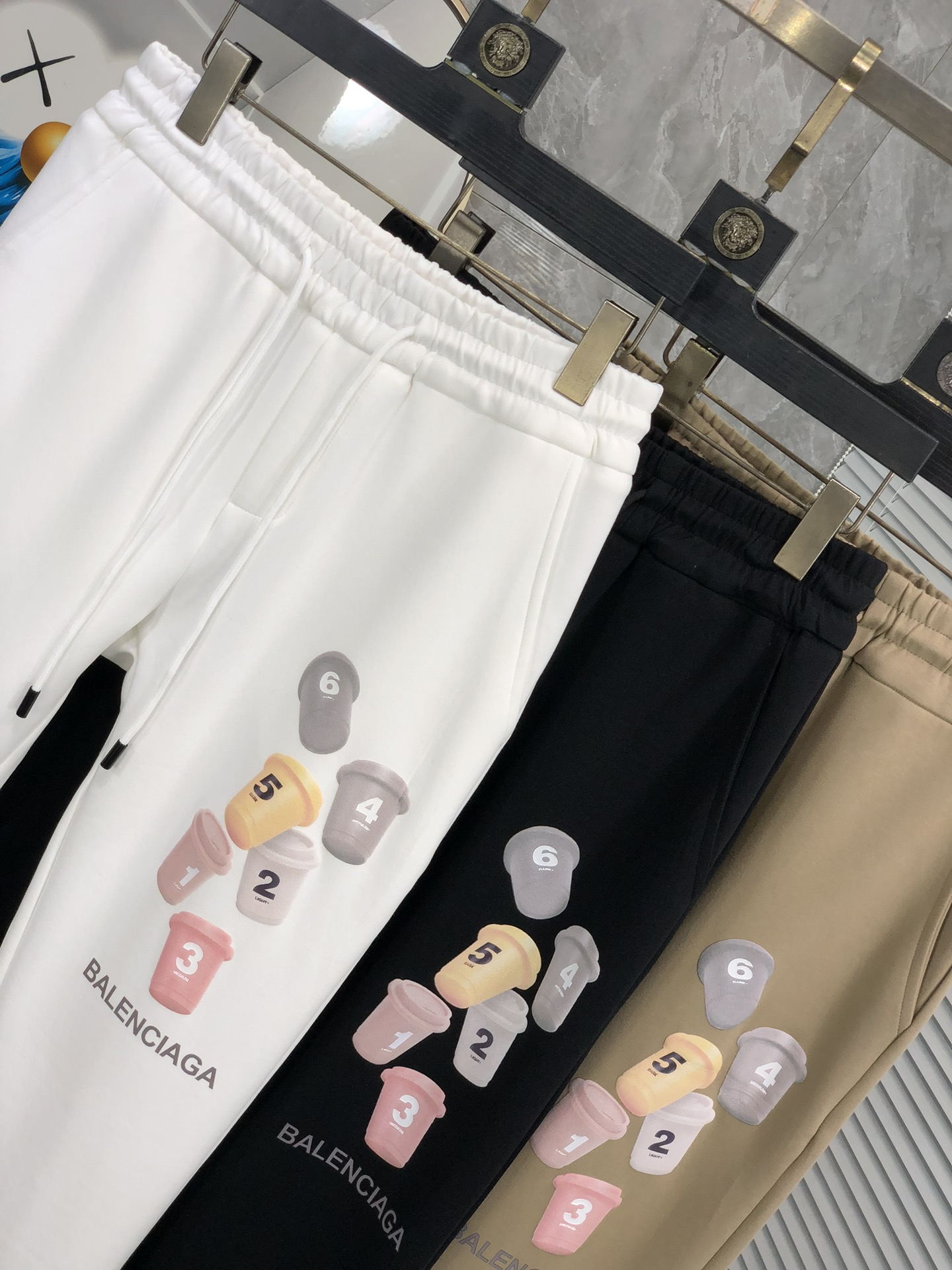  。巴黎世家。秋冬新品。订制高品质时尚休闲裤。超级百搭款。独家定制-进口高端高密度精棉面料，w贴身舒适，