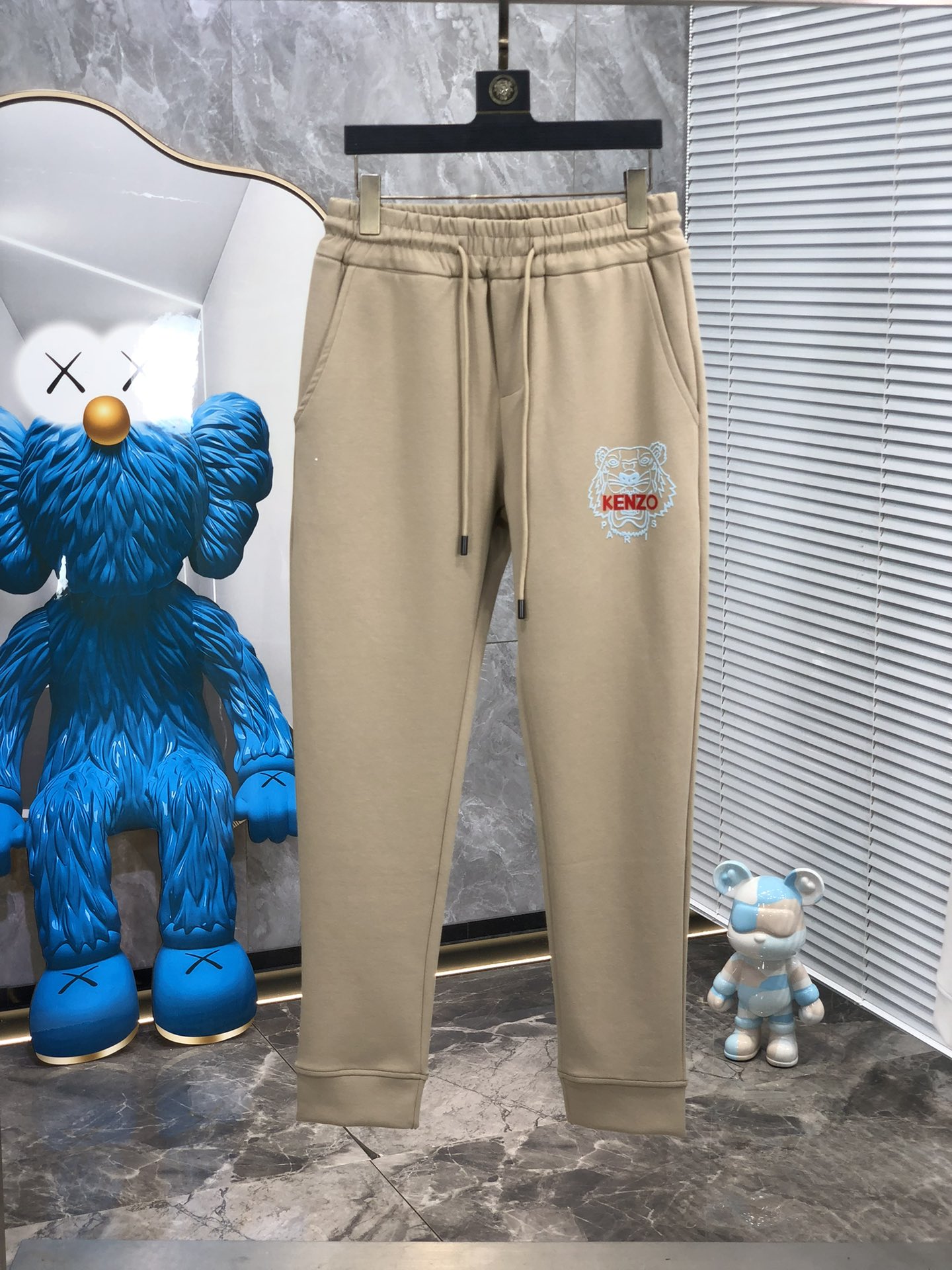  。kenzo。秋冬新品。订制高品质时尚休闲裤。超级百搭款。独家定制-进口高端高密度精棉面料，w贴身舒适