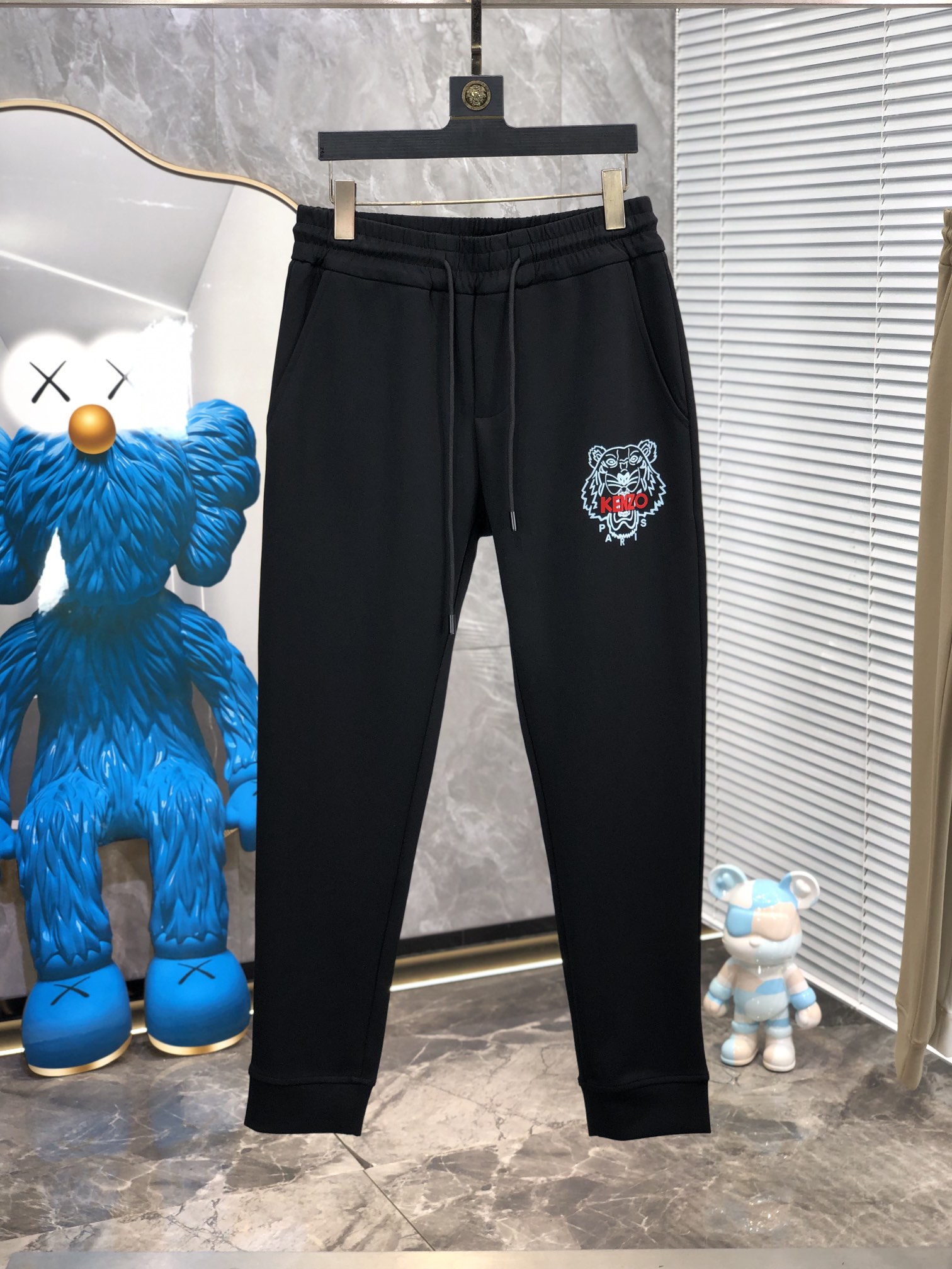  。kenzo。秋冬新品。订制高品质时尚休闲裤。超级百搭款。独家定制-进口高端高密度精棉面料，w贴身舒适