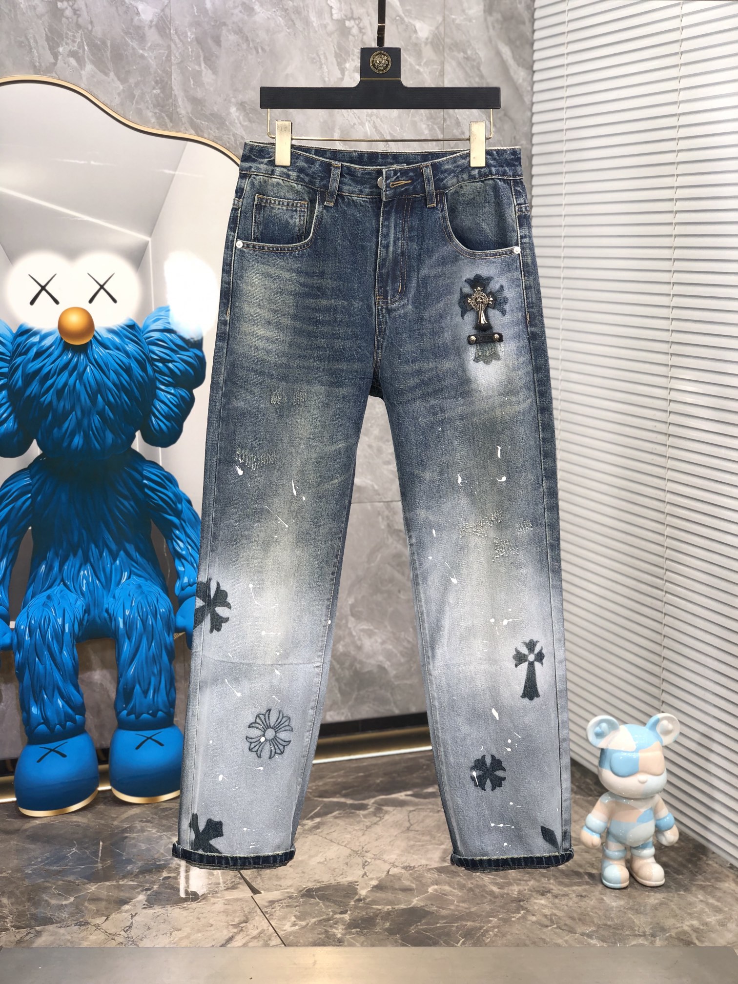 NO:118138,.Croxin. 2025 spring and summer men's denning wide-leg jeans, official album poster outfits!  Customer-supplied high-quality imported denim original color fabric, S specially selected Japanese Okayama pure 13oz ounce denim fabric, heavy environmentally friendly plant enzyme washing process, G texture has a light retro color, which is quite beautiful and perfect for spring and summer color matching. The fabric is soft and delicate after washing, but has a strong bones and a little elastic, providing an excellent comfort experience. There is no damage to any craft elements throughout the body, retaining the purest tannin color!  The whole body details are so perfect, exquisite and exquisite. The latest waist leather mark demonstrates the brand's characteristics. The original hardware of the counter and pure manual hand-painted ensure quality, and the wiring all reflects the ingenious craftsmanship!  The style is perfectly tailored, and the hip lifting effect is excellent. It can easily sweep any top matching in the wardrobe. It has extensive compatibility and is satisfied with various daily outfits. It has a lot of upper body styles and must-have trousers for quality control and 1V masturbation control!  Size 29--38, Chrome hearts, jeans, alexander wang19860909.克罗心.2025春夏男士丹宁阔腿牛仔裤,官宣画册海报穿搭款！ 客供高级进口的丹宁原色面料,s特选日本冈山纯正13oz 盎司牛仔布料,重磅环保植物酵素水洗工艺,g肌理有着淡淡的复古色彩,相当漂亮,极符合春夏的配色,面料经过水洗后柔软细腻,但筋骨感极强,且略带弹力,提供了绝佳的舒适体验,通身无任何工艺元素破坏,保留了最纯粹的丹宁本色！通身细节完美如斯,精湛且考究,最新的腰部皮标彰显了品牌特质,专柜原版五金、纯人工手绘保证品质,走线无不体现出匠心工艺！版型剪裁完美,提臀修身效果绝佳,可轻松横扫衣橱任何的上装搭配,兼容性广泛,满足于日常各种穿搭,上身型款十足,于品质控及1V迷控者必入型裤装！ 尺码29--38,,chrome hearts,jeans,alexander wang,Men's clothing