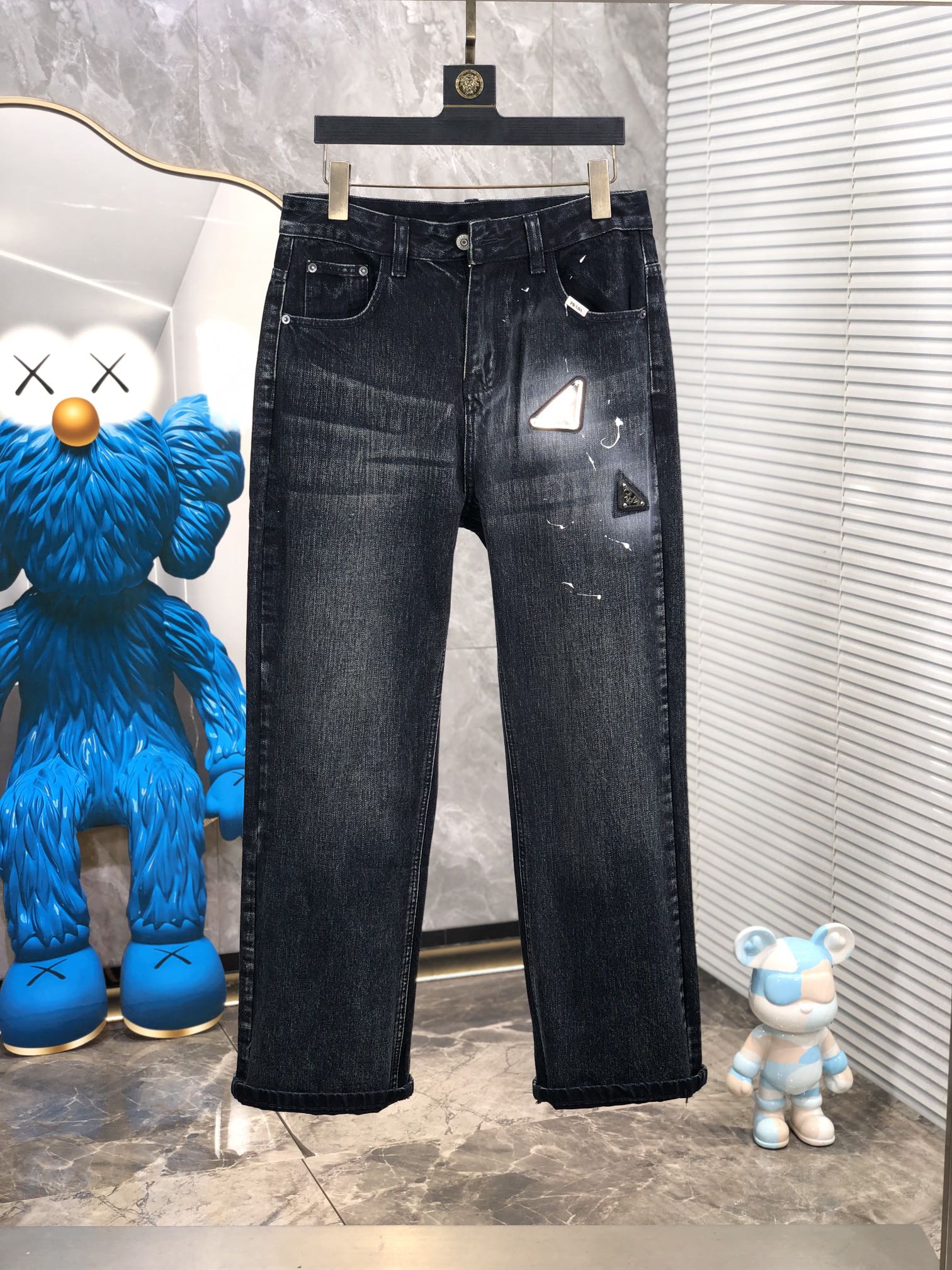 NO:118140,.Prada. 2025 spring and summer men's denning wide-leg jeans, official album poster outfit style!  Customer-supplied high-quality imported denim original color fabric, S specially selected Japanese Okayama pure 13oz ounce denim fabric, heavy environmentally friendly plant enzyme washing process, G texture has a light retro color, which is quite beautiful and perfect for spring and summer color matching. The fabric is soft and delicate after washing, but has a strong bones and a little elastic, providing an excellent comfort experience. There is no damage to any craft elements throughout the body, retaining the purest tannin color!  The whole body details are so perfect, exquisite and exquisite. The latest waist leather mark demonstrates the brand's characteristics. The original hardware of the counter and pure manual hand-painted ensure quality, and the wiring all reflects the ingenious craftsmanship!  The style is perfectly tailored, and the hip lifting effect is excellent. It can easily sweep any top matching in the wardrobe. It has extensive compatibility and is satisfied with various daily outfits. It has a lot of upper body styles and must-have trousers for quality control and 1V masturbation control!  Size 29--38, prada, jeans, alexander wang19860909.普拉达.2025春夏男士丹宁阔腿牛仔裤,官宣画册海报穿搭款！ 客供高级进口的丹宁原色面料,s特选日本冈山纯正13oz 盎司牛仔布料,重磅环保植物酵素水洗工艺,g肌理有着淡淡的复古色彩,相当漂亮,极符合春夏的配色,面料经过水洗后柔软细腻,但筋骨感极强,且略带弹力,提供了绝佳的舒适体验,通身无任何工艺元素破坏,保留了最纯粹的丹宁本色！通身细节完美如斯,精湛且考究,最新的腰部皮标彰显了品牌特质,专柜原版五金、纯人工手绘保证品质,走线无不体现出匠心工艺！版型剪裁完美,提臀修身效果绝佳,可轻松横扫衣橱任何的上装搭配,兼容性广泛,满足于日常各种穿搭,上身型款十足,于品质控及1V迷控者必入型裤装！ 尺码29--38,,prada,jeans,alexander wang,Men's clothing