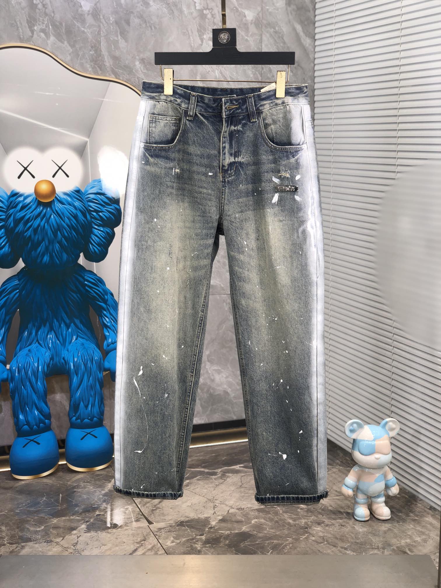 NO:118143,.MMJ.2025 spring and summer men's denning wide-leg jeans, official album poster outfit style!  Customer-supplied high-quality imported denim original color fabric, S specially selected Japanese Okayama pure 13oz ounce denim fabric, heavy environmentally friendly plant enzyme washing process, G texture has a light retro color, which is quite beautiful and perfect for spring and summer color matching. The fabric is soft and delicate after washing, but has a strong bones and a little elastic, providing an excellent comfort experience. There is no damage to any craft elements throughout the body, retaining the purest tannin color!  The whole body details are so perfect, exquisite and exquisite. The latest waist leather mark demonstrates the brand's characteristics. The original hardware of the counter and pure manual hand-painted ensure quality, and the wiring all reflects the ingenious craftsmanship!  The style is perfectly tailored, and the hip lifting effect is excellent. It can easily sweep any top matching in the wardrobe. It has extensive compatibility and is satisfied with various daily outfits. It has a lot of upper body styles and must-have trousers for quality control and 1V masturbation control!  Size 29--38, jeans,alexander wang19860909.MMJ.2025春夏男士丹宁阔腿牛仔裤,官宣画册海报穿搭款！ 客供高级进口的丹宁原色面料,s特选日本冈山纯正13oz 盎司牛仔布料,重磅环保植物酵素水洗工艺,g肌理有着淡淡的复古色彩,相当漂亮,极符合春夏的配色,面料经过水洗后柔软细腻,但筋骨感极强,且略带弹力,提供了绝佳的舒适体验,通身无任何工艺元素破坏,保留了最纯粹的丹宁本色！通身细节完美如斯,精湛且考究,最新的腰部皮标彰显了品牌特质,专柜原版五金、纯人工手绘保证品质,走线无不体现出匠心工艺！版型剪裁完美,提臀修身效果绝佳,可轻松横扫衣橱任何的上装搭配,兼容性广泛,满足于日常各种穿搭,上身型款十足,于品质控及1V迷控者必入型裤装！ 尺码29--38,,jeans,alexander wang,Men's clothing