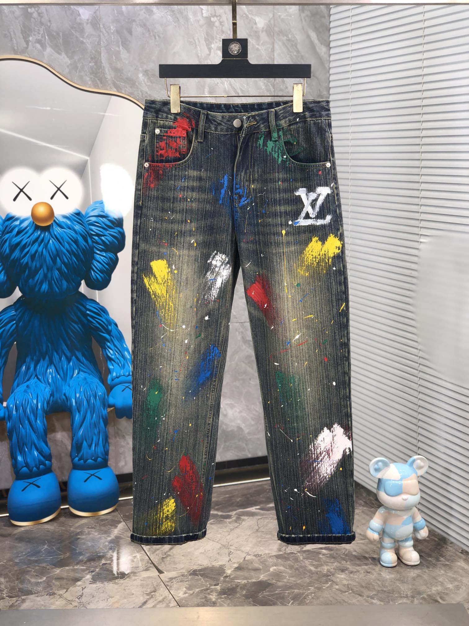 NO:118119,.Lv.2025 spring and summer men's denning wide-leg jeans, official album poster outfit style!  Customer-supplied high-quality imported denim original color fabric, S specially selected Japanese Okayama pure 13oz ounce denim fabric, heavy environmentally friendly plant enzyme washing process, G texture has a light retro color, which is quite beautiful and perfect for spring and summer color matching. The fabric is soft and delicate after washing, but has a strong bones and a little elastic, providing an excellent comfort experience. There is no damage to any craft elements throughout the body, retaining the purest tannin color!  The whole body details are so perfect, exquisite and exquisite. The latest waist leather mark demonstrates the brand's characteristics. The original hardware of the counter and pure manual hand-painted ensure quality, and the wiring all reflects the ingenious craftsmanship!  The style is perfectly tailored, and the hip lifting effect is excellent. It can easily sweep any top matching in the wardrobe. It has extensive compatibility and is satisfied with various daily outfits. It has a lot of upper body styles and must-have trousers for quality control and 1V masturbation control!  Size 29--38, louis vuitton, jeans, alexander wang19860909.Lv.2025春夏男士丹宁阔腿牛仔裤,官宣画册海报穿搭款！ 客供高级进口的丹宁原色面料,s特选日本冈山纯正13oz 盎司牛仔布料,重磅环保植物酵素水洗工艺,g肌理有着淡淡的复古色彩,相当漂亮,极符合春夏的配色,面料经过水洗后柔软细腻,但筋骨感极强,且略带弹力,提供了绝佳的舒适体验,通身无任何工艺元素破坏,保留了最纯粹的丹宁本色！通身细节完美如斯,精湛且考究,最新的腰部皮标彰显了品牌特质,专柜原版五金、纯人工手绘保证品质,走线无不体现出匠心工艺！版型剪裁完美,提臀修身效果绝佳,可轻松横扫衣橱任何的上装搭配,兼容性广泛,满足于日常各种穿搭,上身型款十足,于品质控及1V迷控者必入型裤装！ 尺码29--38,,louis vuitton,jeans,alexander wang,Men's clothing