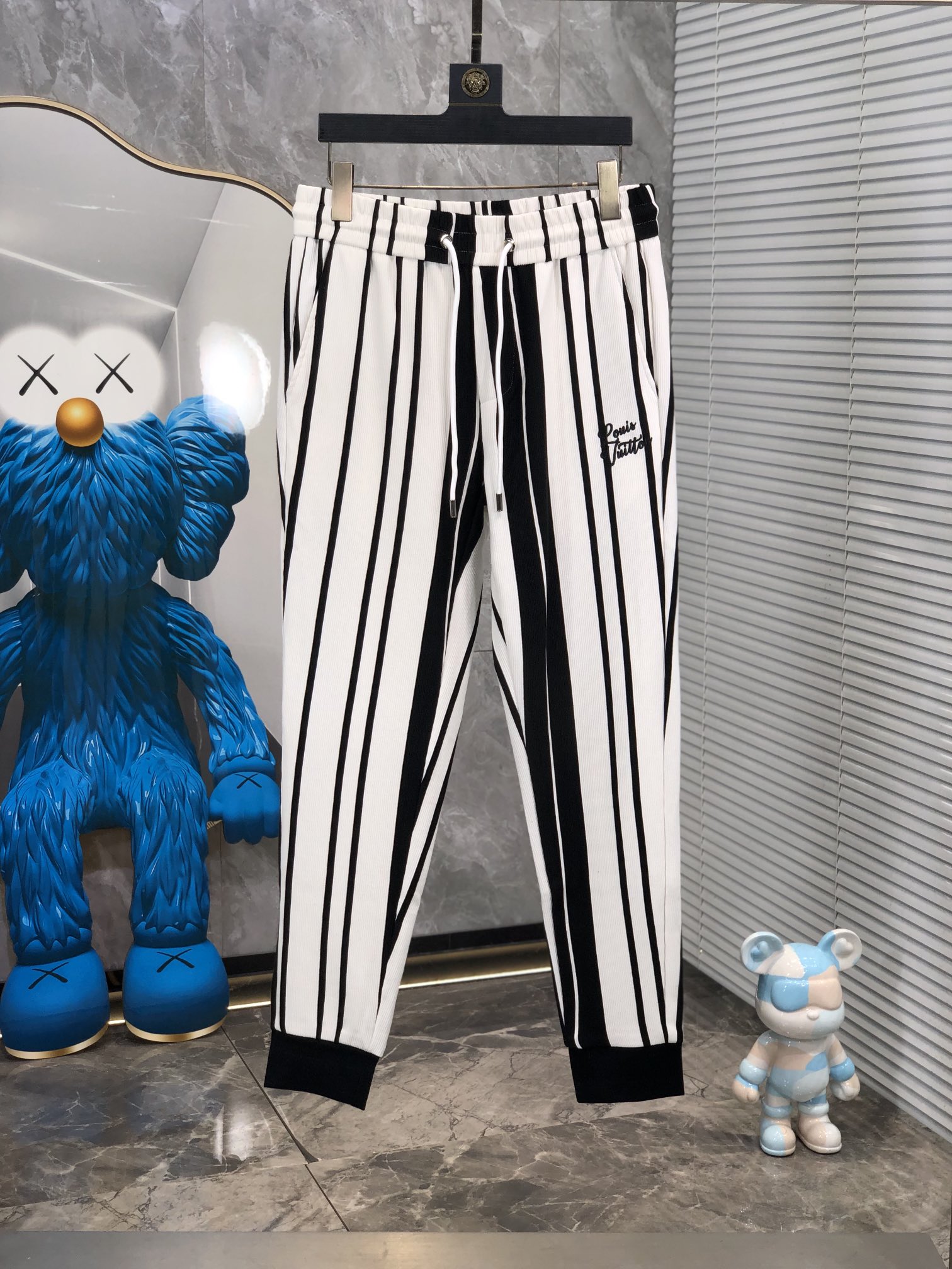 NO:118125,.Lv.2025 spring and summer new casual pants, released simultaneously on the official website, minimalist craftsmanship design of the trouser body, imported customer-supplied auxiliary materials and fabric customization, and s OEM factory produced without inspection!  Every detail is the ultimate, the original hardware accessories are trendy, stylish and handsome, and the trendy ones are essential for trendy people!  Count m-4xL.m wear 175/130, louis vuitton,alexander wang19860909.Lv.2025春夏新品休闲裤,官网同步发售,裤身极简工艺设计,进口客供辅料、面料定制,s代工厂出品免检！每个细节做到极致,原版五金配件,潮范十足、g上身有型帅气,潮人必备单品！码数m-4xL.m穿175/130,,louis vuitton,alexander wang,Men's clothing