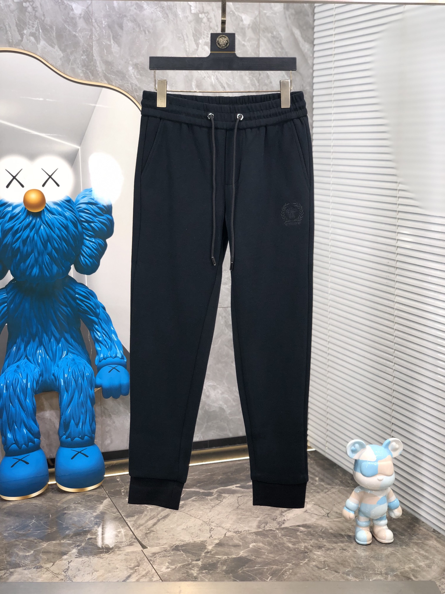 NO:118128,.Versey. 2025 spring and summer new casual pants, released simultaneously on the official website, minimalist craftsmanship design of the trouser body, imported customer-supplied auxiliary materials and fabric customization, and s OEM factory produced without inspection!  Every detail is the ultimate, the original hardware accessories are trendy, stylish and handsome, and the trendy ones are essential for trendy people!  Code number m-4xL.m wear 175/130, versace,alexander wang19860909.范思哲.2025春夏新品休闲裤,官网同步发售,裤身极简工艺设计,进口客供辅料、面料定制,s代工厂出品免检！每个细节做到极致,原版五金配件,潮范十足、g上身有型帅气,潮人必备单品！码数m-4xL.m穿175/130,,versace,alexander wang,Men's clothing